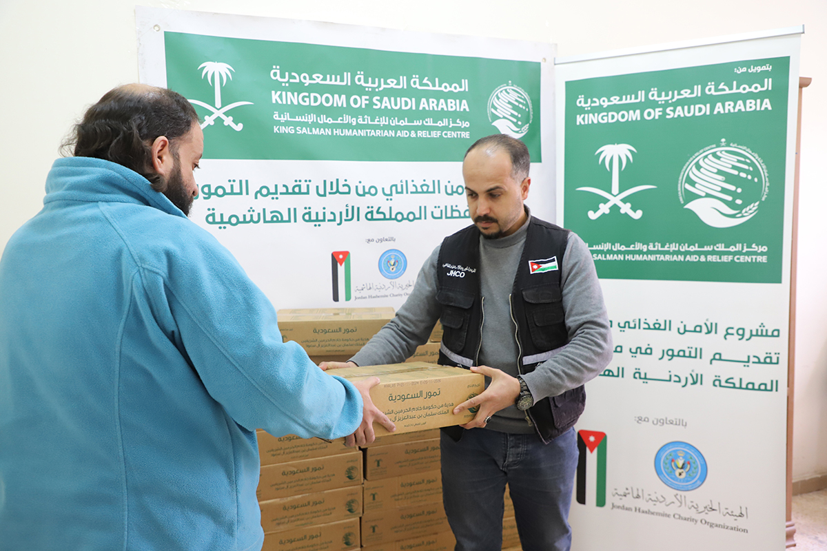  "الهيئة ​الخيرية الهاشمية" و"مركز الملك سلمان" يواصلان توزيع التمور على الأسر المحتاجة