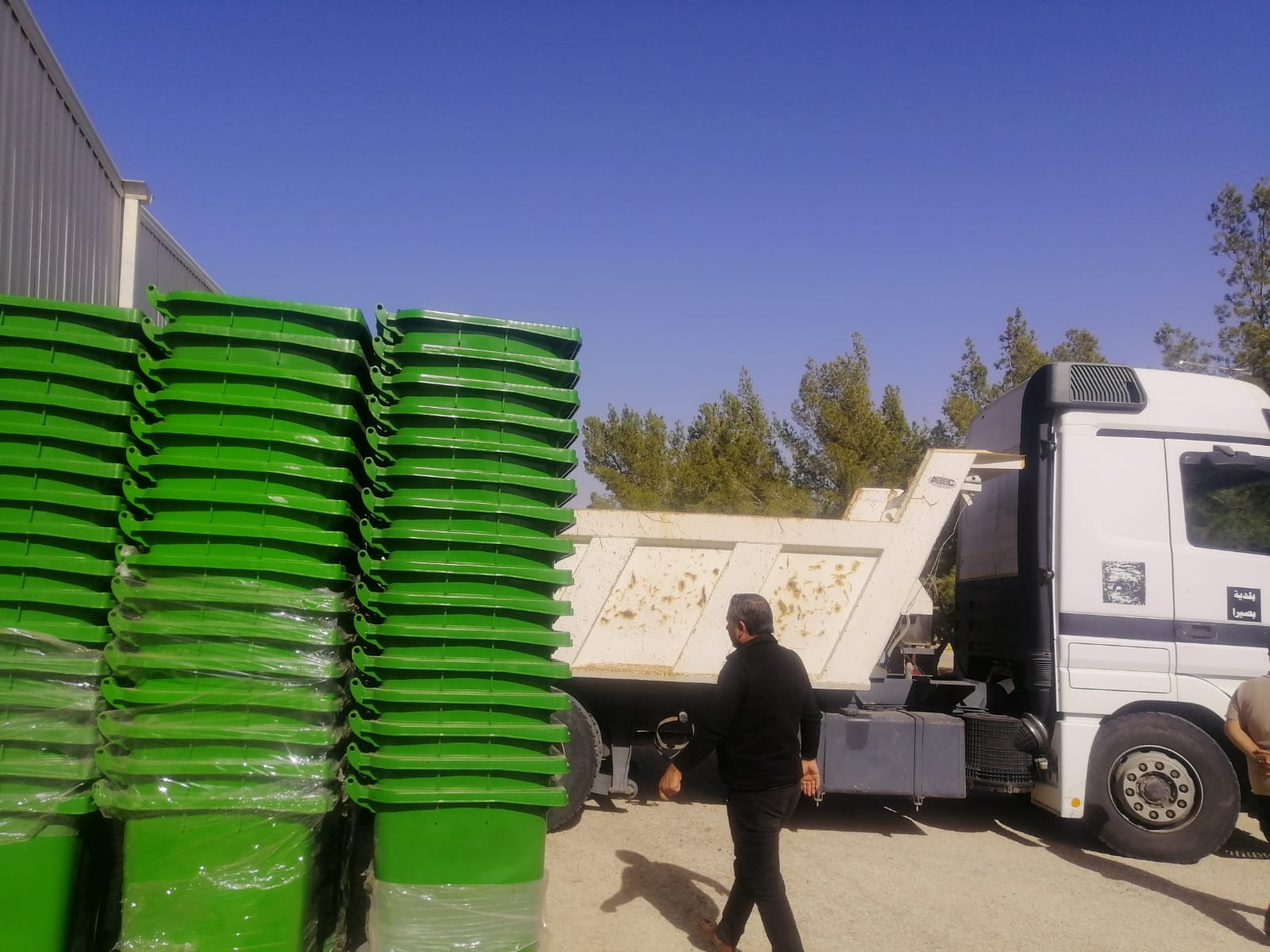  وزارة البيئة توزع 255 حاوية بلاستيكية على محافظات الجنوب