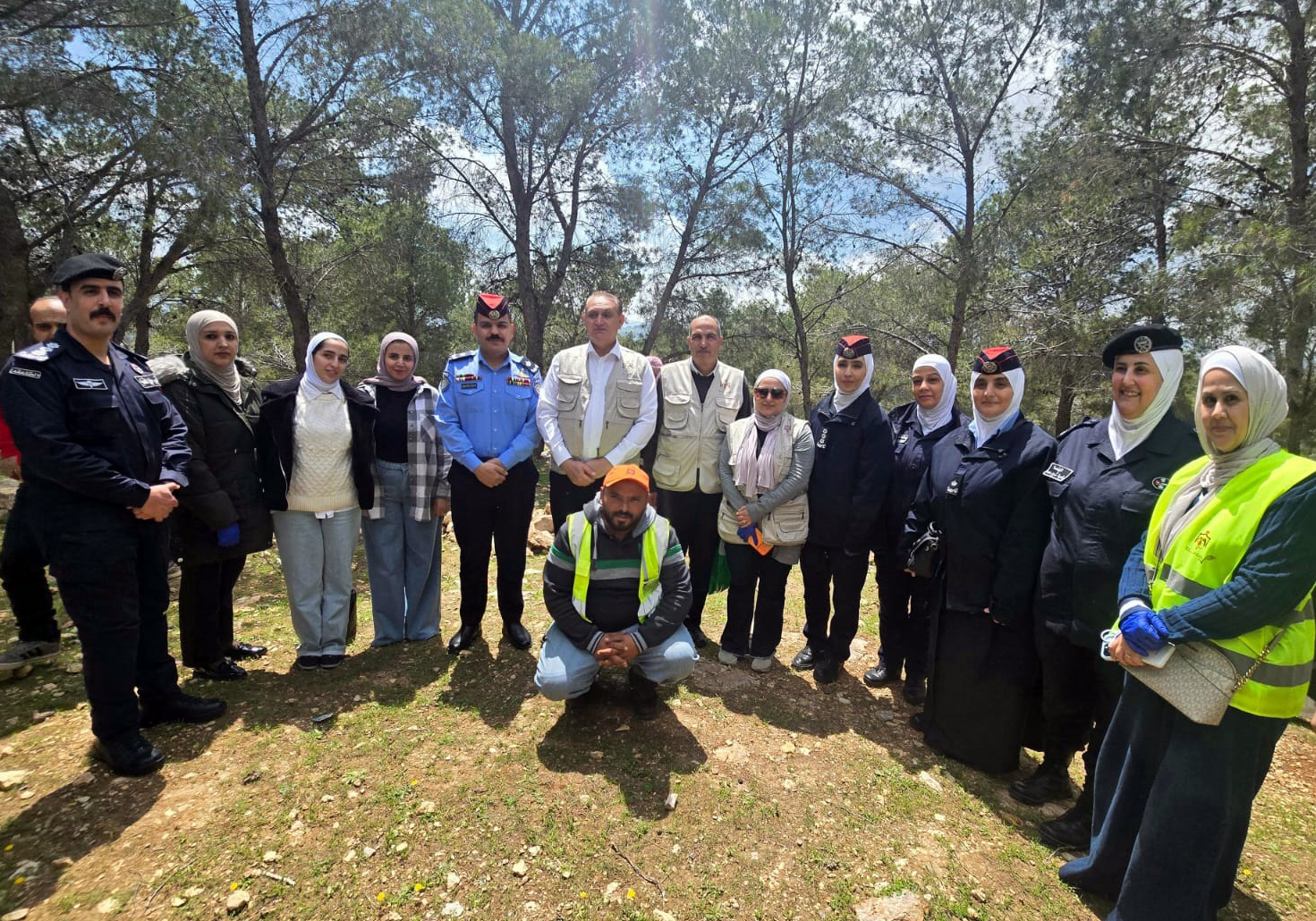  وزير البيئة يشارك بحملة نظافة في غابات وصفي التل