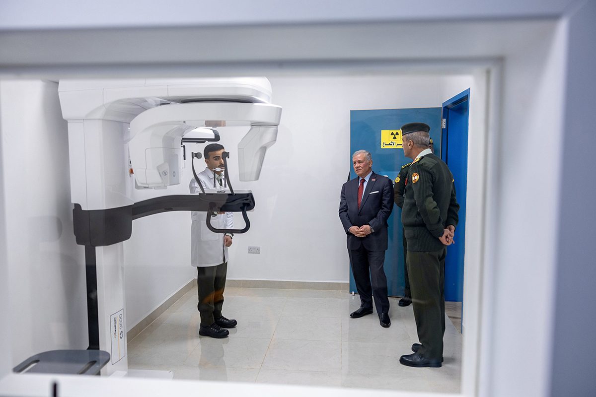 الملك يفتتح مجمع طب وجراحة الفم والأسنان العسكري في عمان