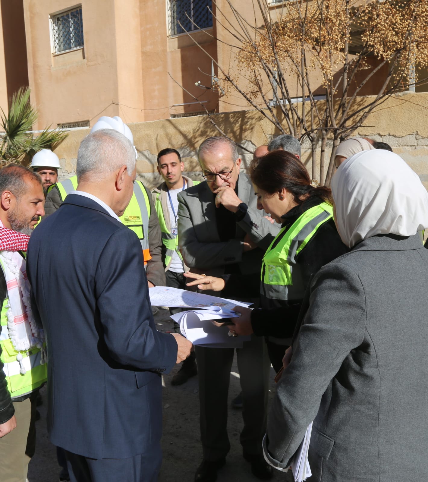  وزير الأشغال يتفقد مشروع صيانة إسكان الأميرة إيمان في سحاب