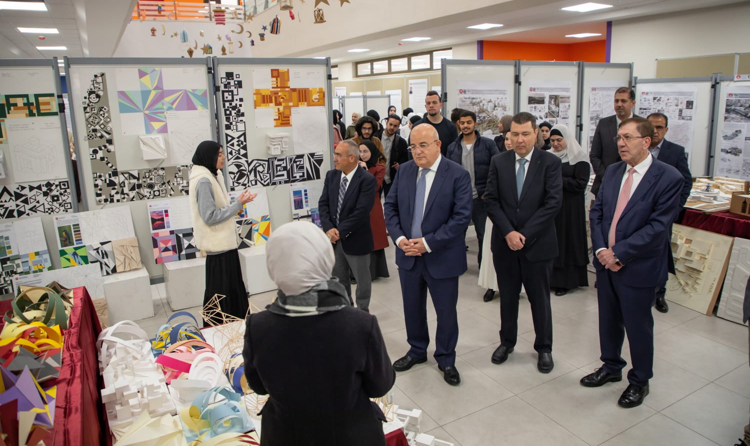  رئيس الجامعة الهاشمية يفتتح معرض مشاريع طلبة هندسة العمارة  