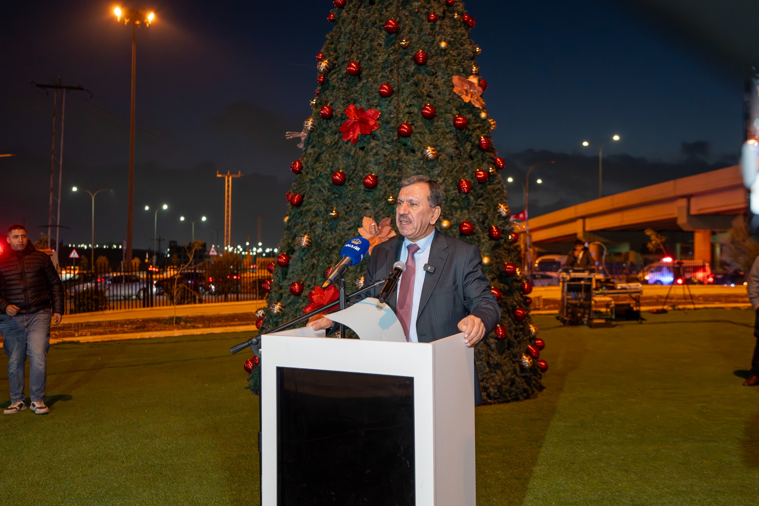  إضاءة شجرة عيد الميلاد في محافظة الزرقاء