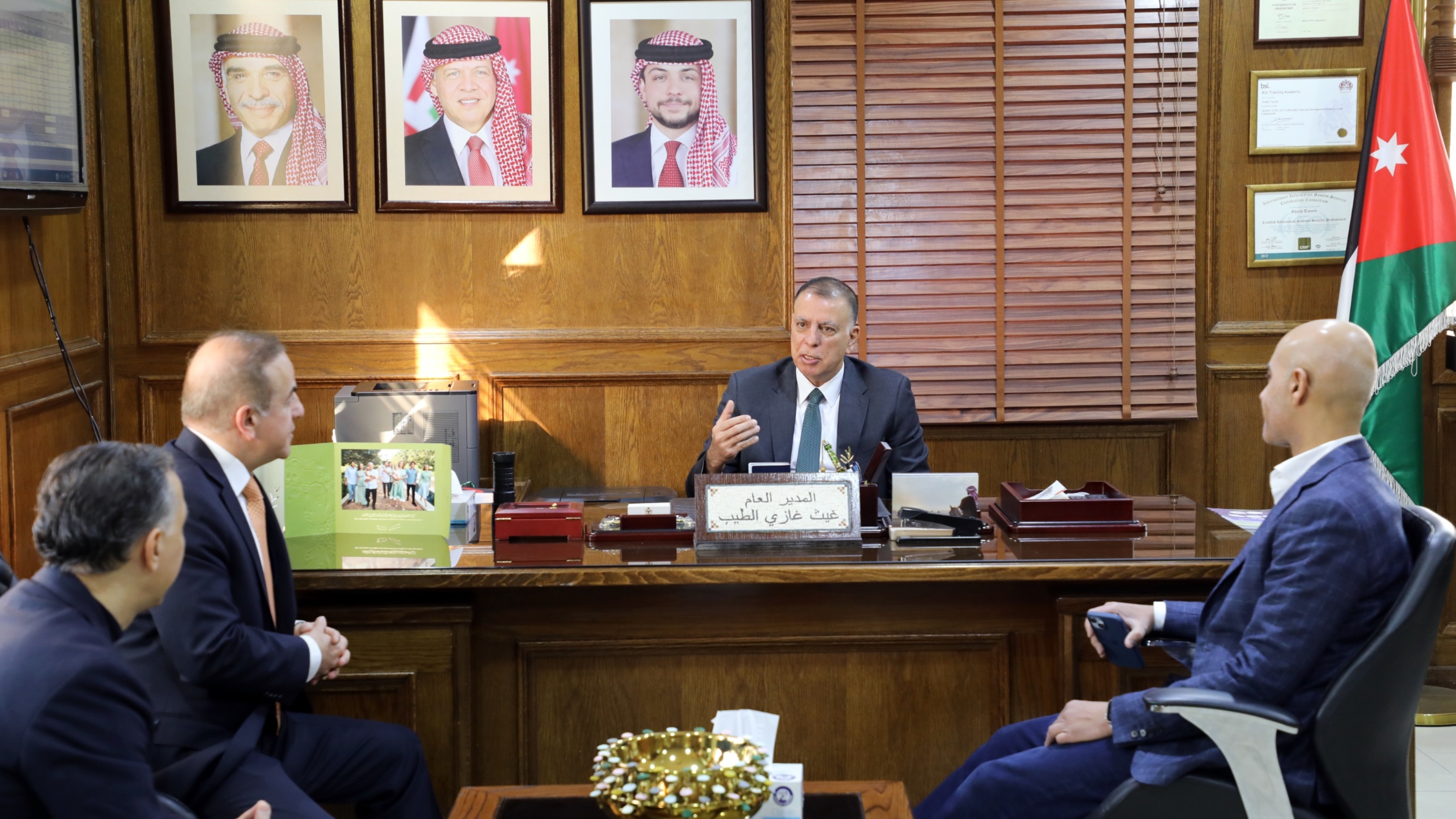  وزير الداخلية يفتتح مكتب الخدمة المستعجلة في دائرة الأحوال المدنية والجوازات