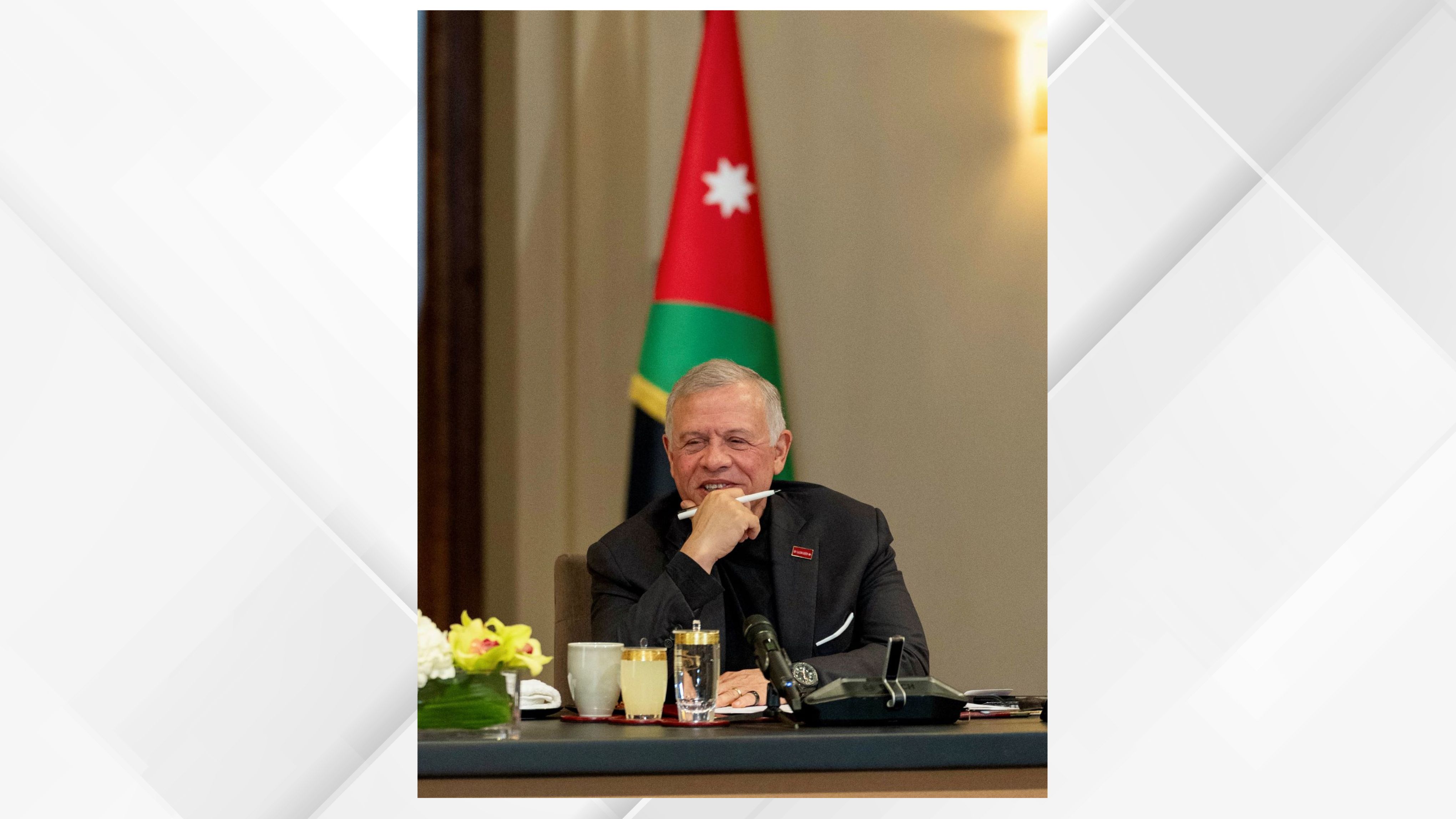  الملك يلتقي شخصيات سياسية وإعلامية