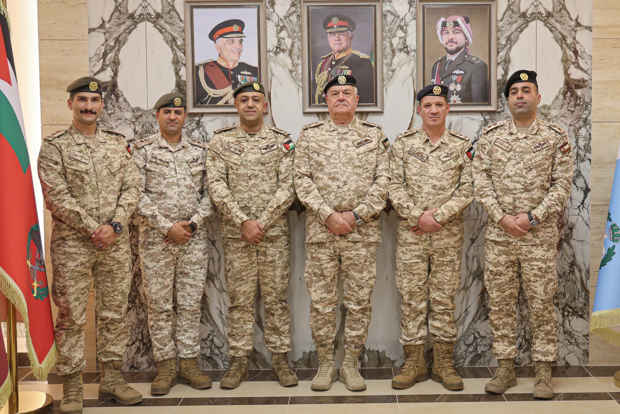  مندوباً عن الملك.. رئيس هيئة الأركان يُكرّم عدداً من الضباط بهدايا ملكية