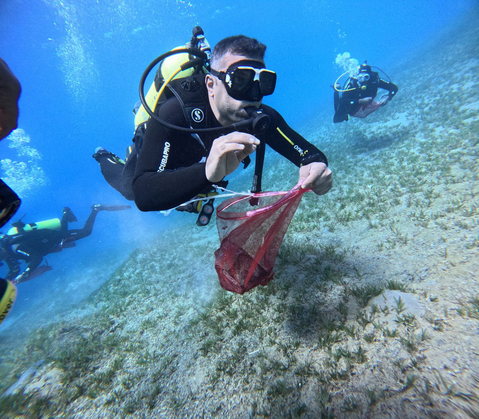  مديرية الأمن العام تنفذ حملة بيئية لتنظيف جوف البحر بالعقبة