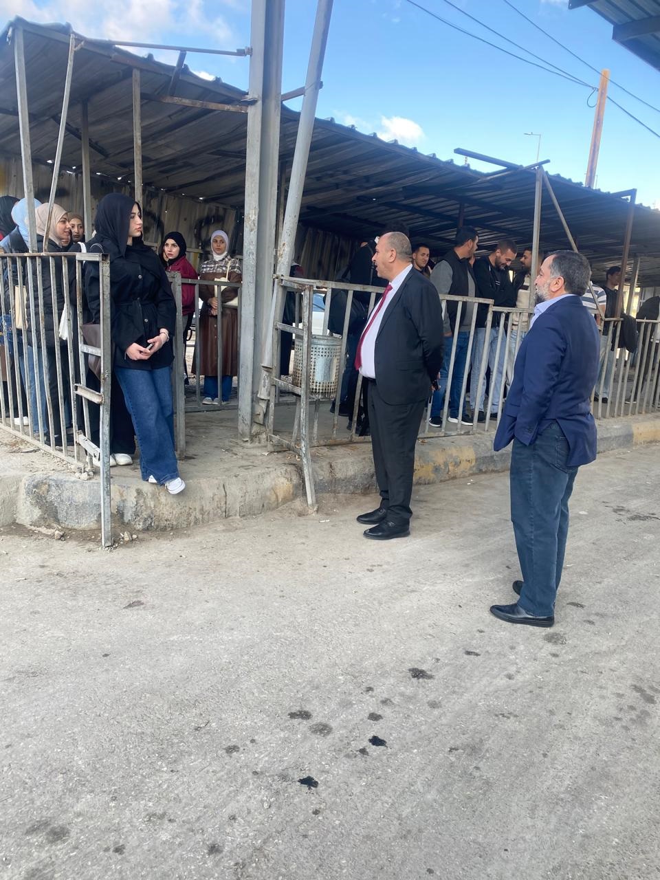  مدير "النقل البري" يطلع على واقع خدمات النقل في مجمع المحطة