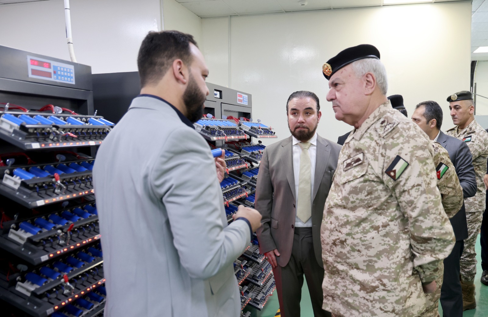  الحنيطي يزور مصنع شركة الخطوط التقنية للألياف الضوئية