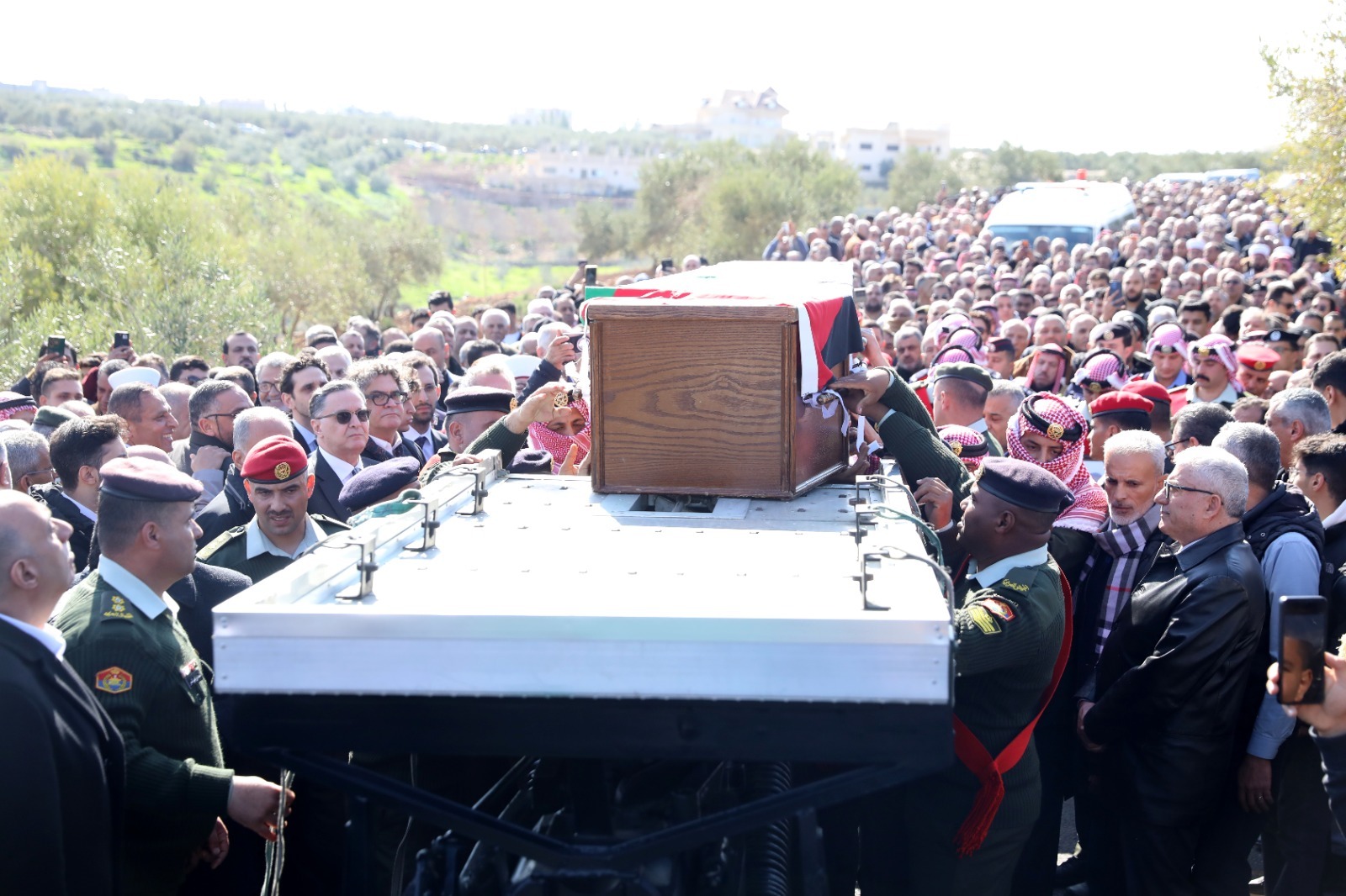  مندوبا عن الملك وولي العهد.. العيسوي يشارك في تشييع جثمان رئيس الوزراء الأسبق أحمد عبيدات