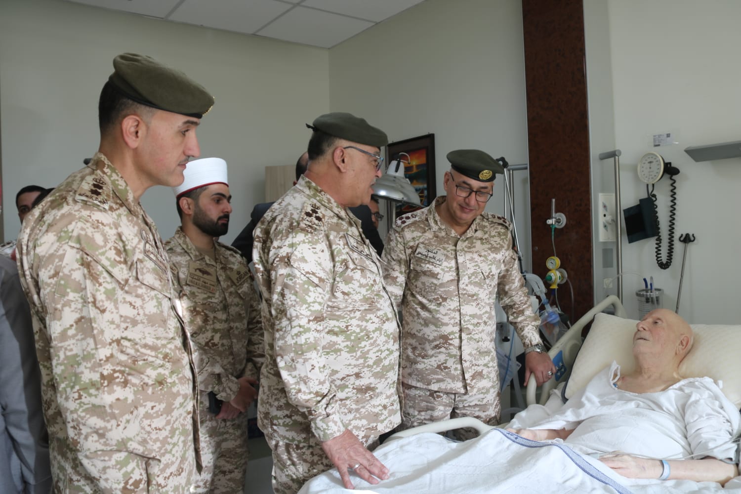  القوات المسلحة تشارك مرتباتها فرحة أول أيام الفطر السعيد وتعود المرضى من المتقاعدين والعاملين