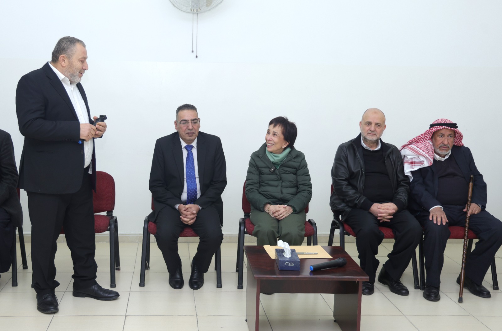 الأميرة بسمة بنت طلال تسلم مساعدات حملة البر والإحسان في جبل النصر