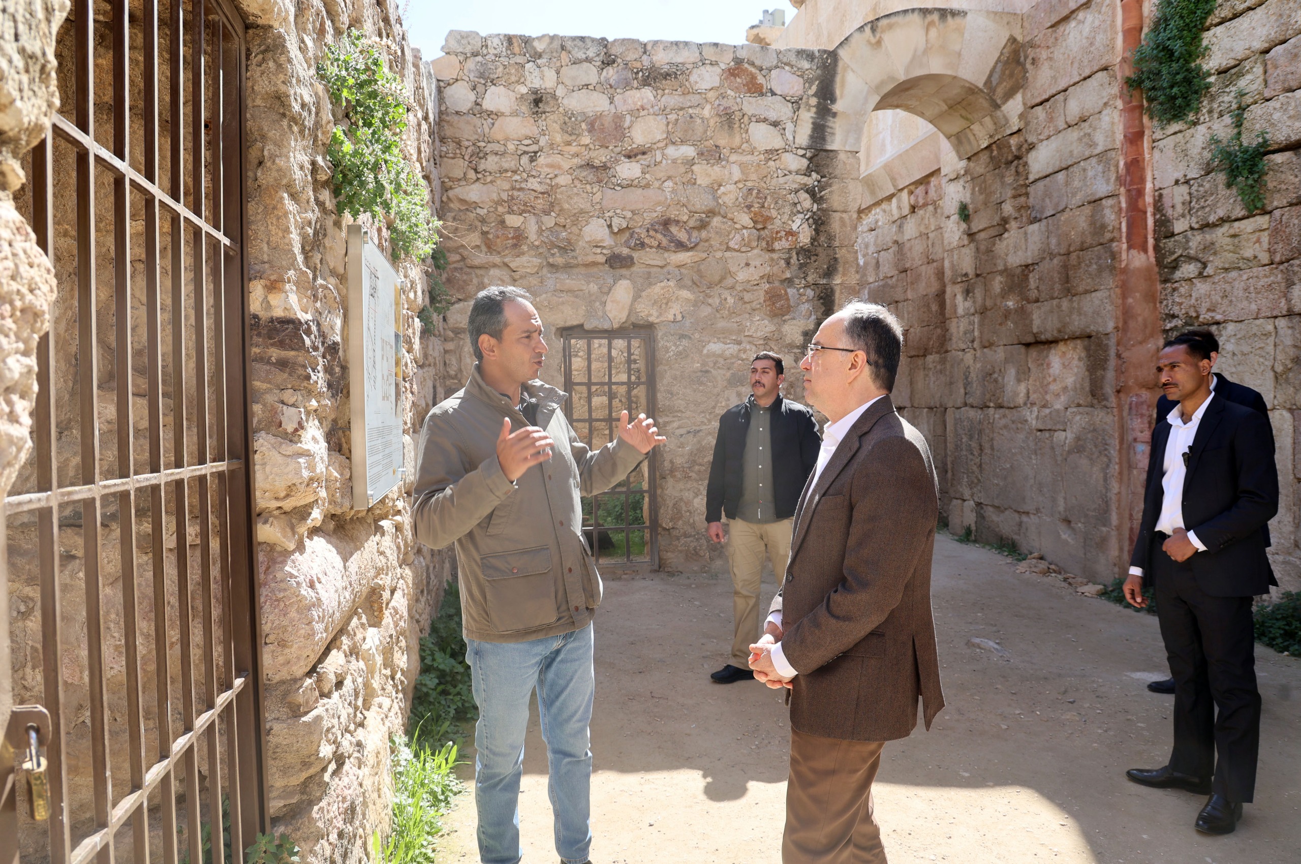  الرئيس الألباني يزور المدرج الروماني وجبل القلعة 