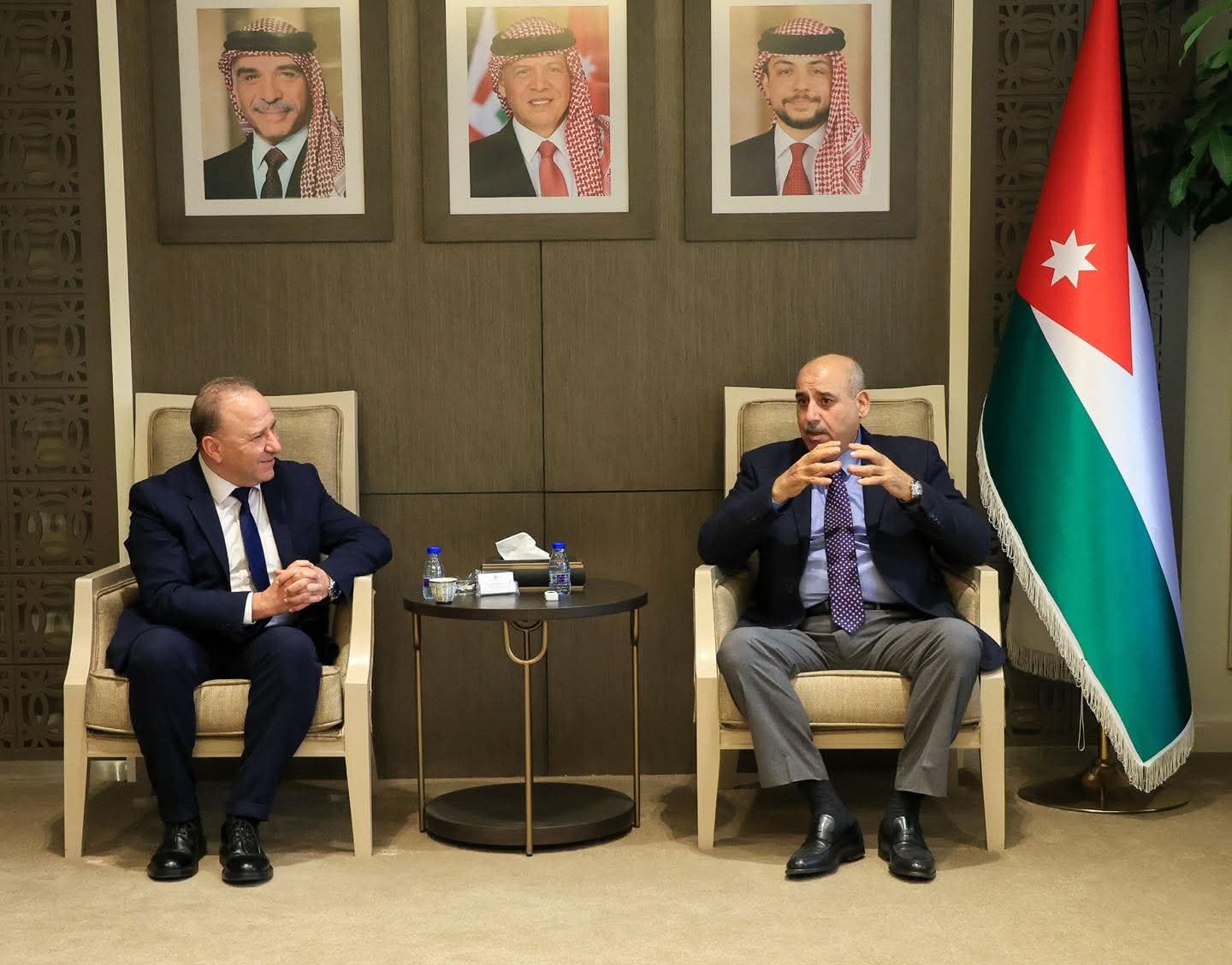 القاضي يلتقي مدير عام "الشؤون الفلسطينية" ورؤساء لجان خدمات المخيمات