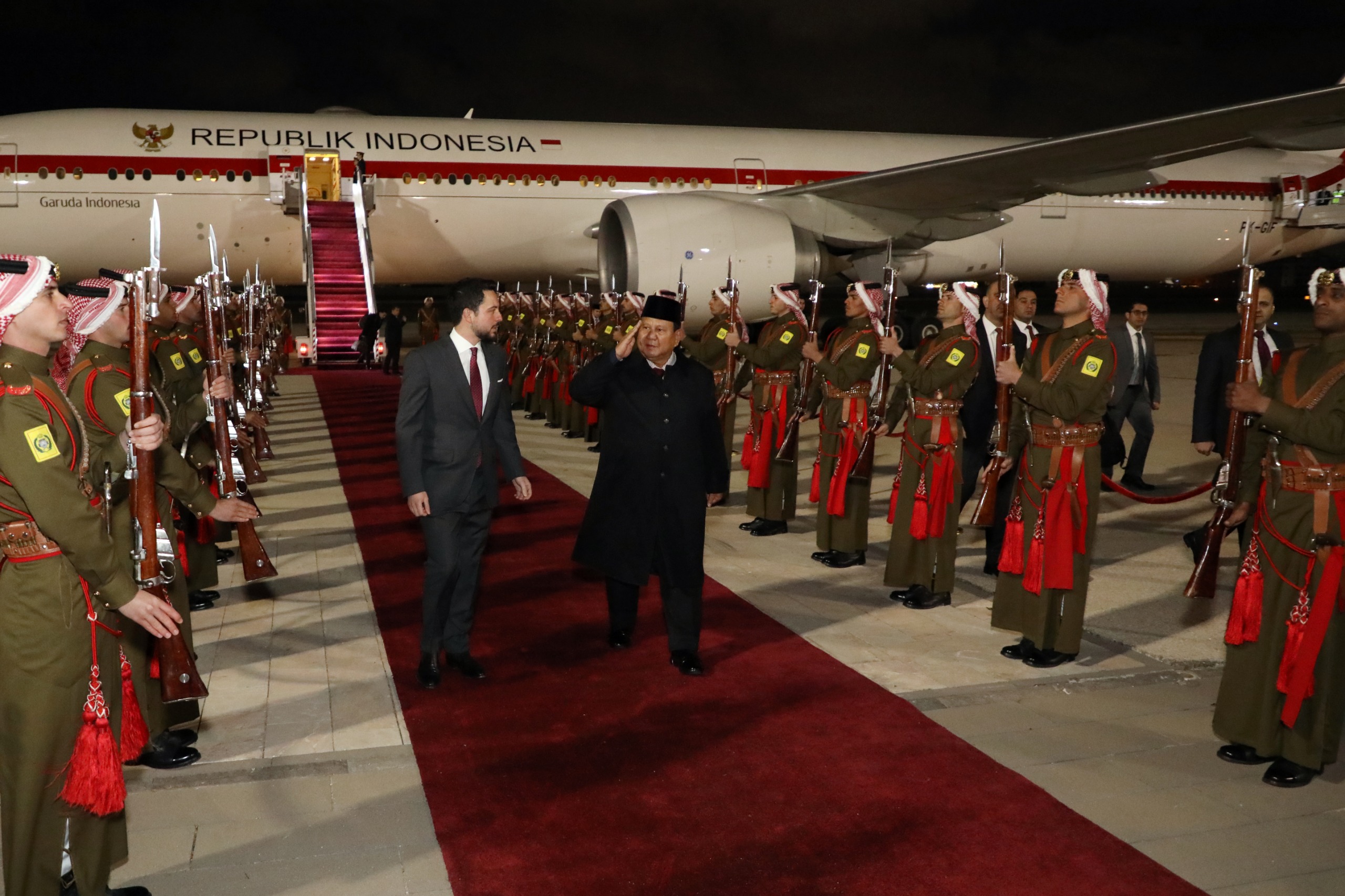 ولي العهد يستقبل الرئيس الإندونيسي لدى وصوله المملكة