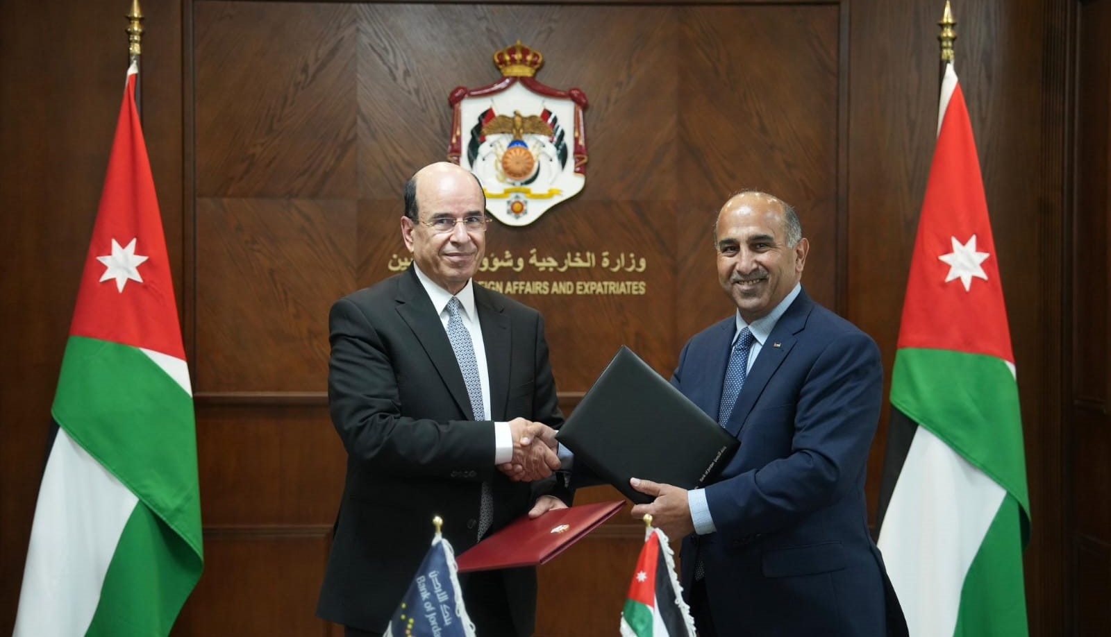  "الخارجية" وبنك الأردن يوقعان اتفاقية لتعزيز الخدمات المالية للبعثات الدبلوماسية