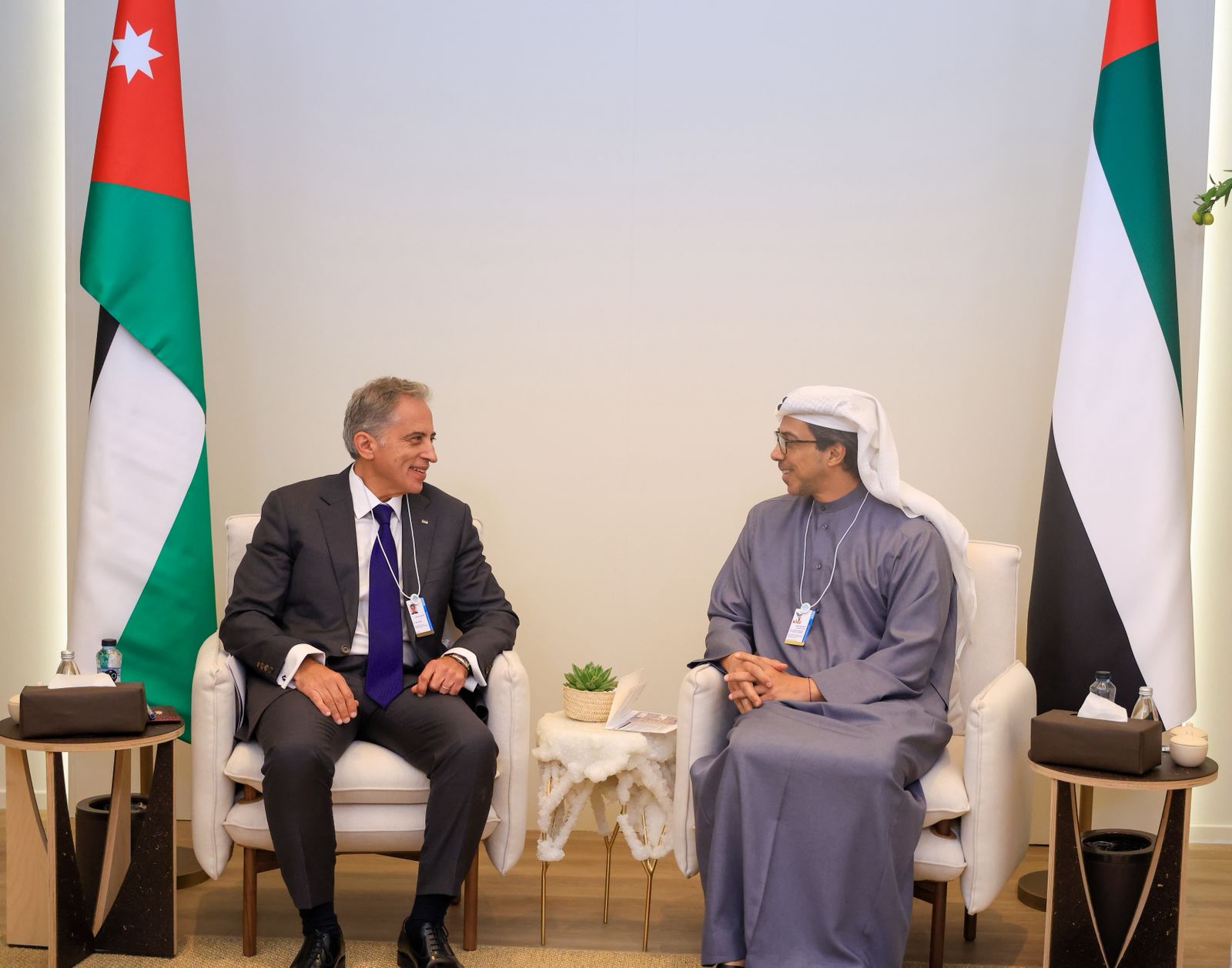  رئيس الوزراء يشارك بالقمة العالمية للحكومات في دبي ويبحث مع الشيخ منصور بن زايد سبل تعزيز التعاون الثنائي