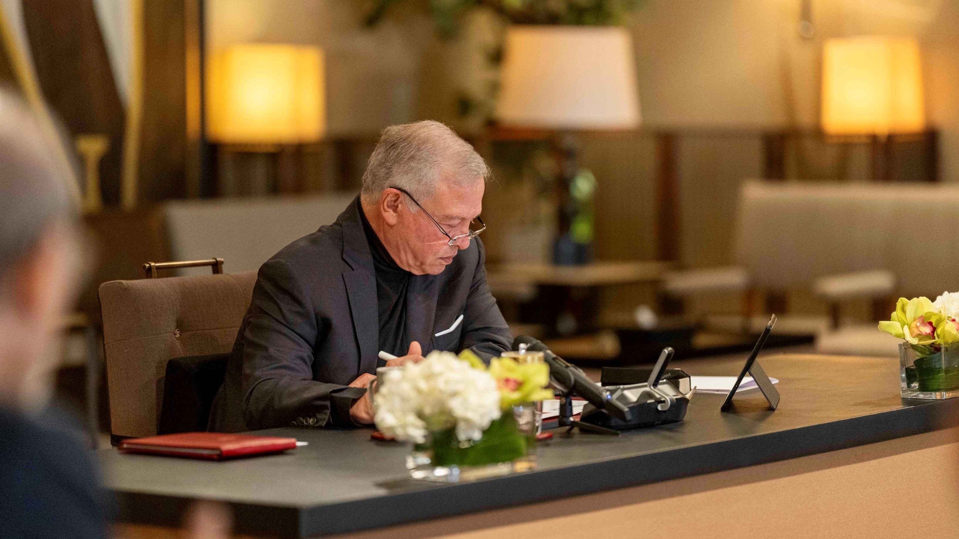  الملك يلتقي شخصيات سياسية وإعلامية