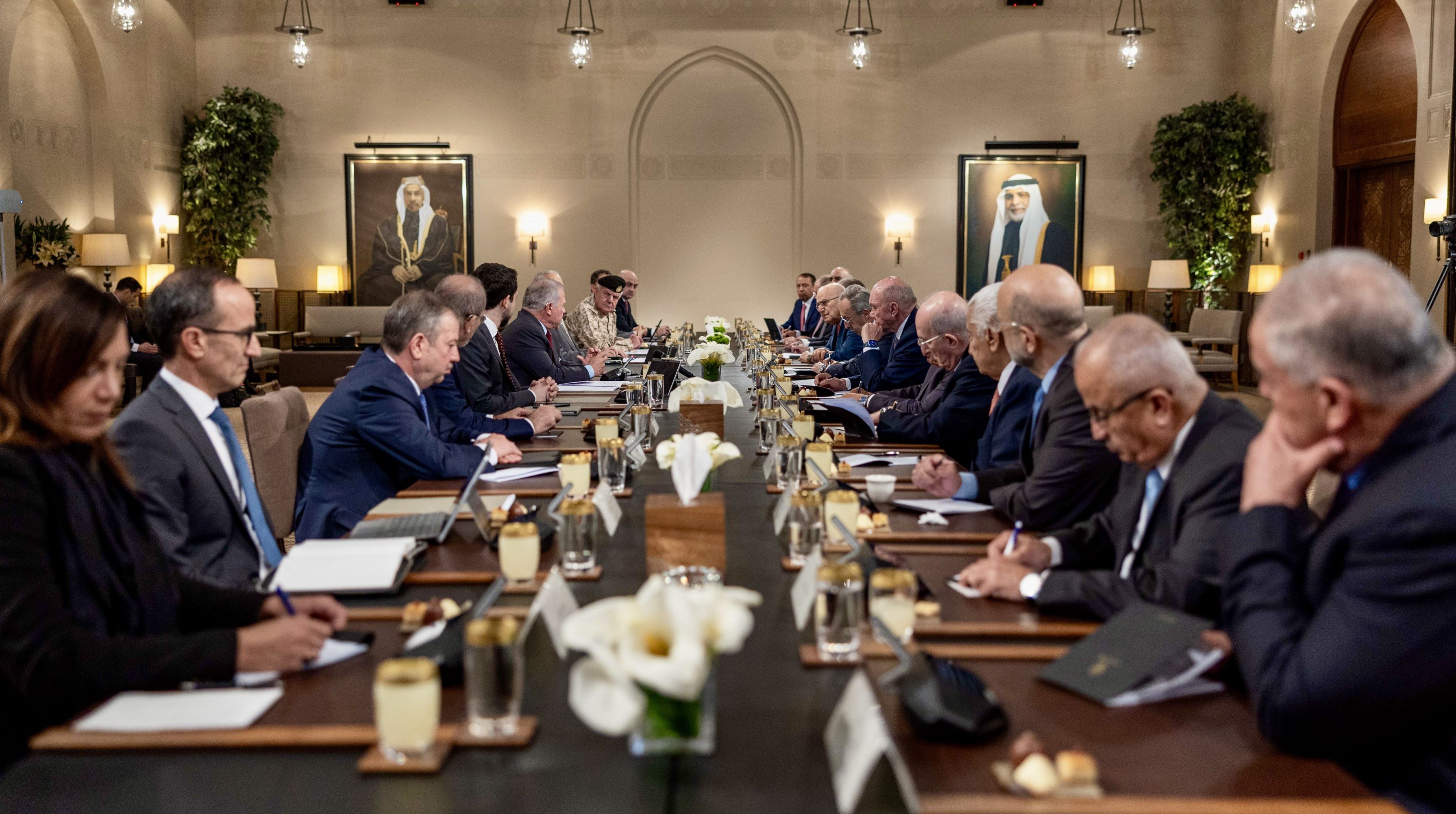  الملك خلال لقاء مع رؤساء وزراء سابقين: الأردن بخير وسيبقى بخير