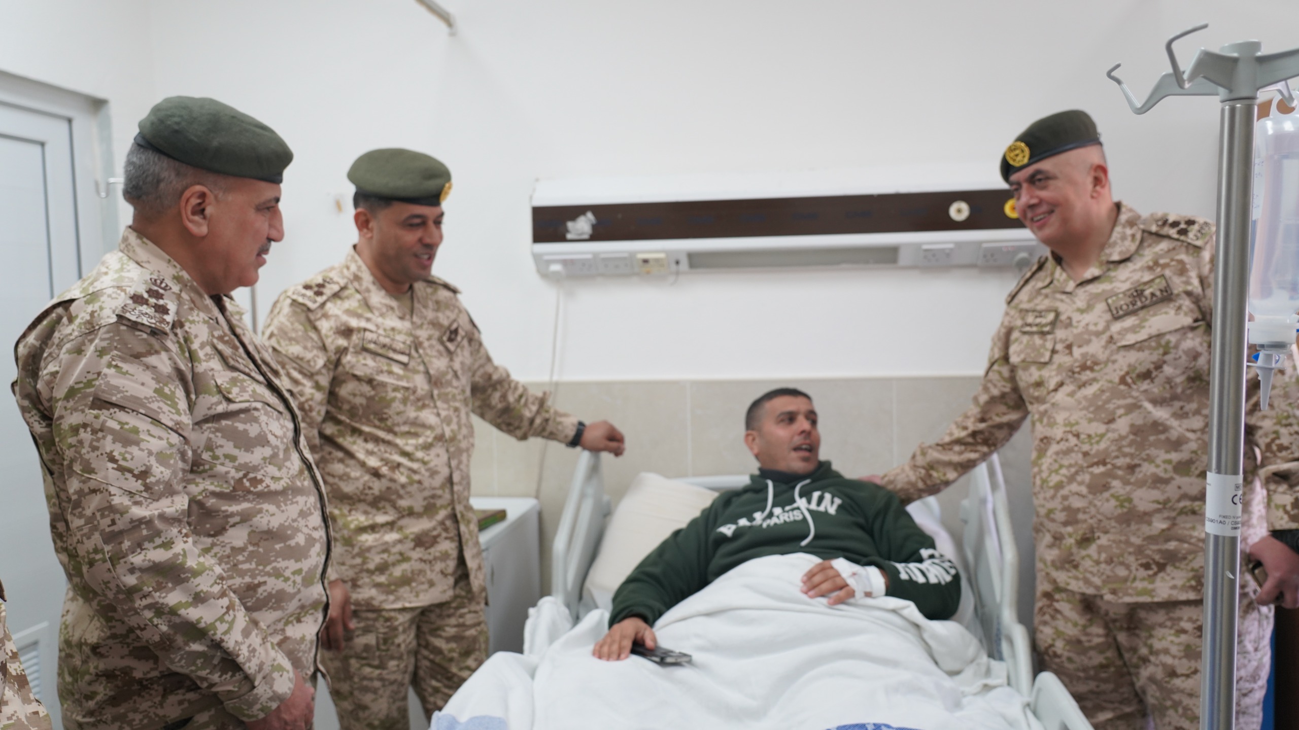  القوات المسلحة تشارك مرتباتها فرحة أول أيام الفطر السعيد وتعود المرضى من المتقاعدين والعاملين