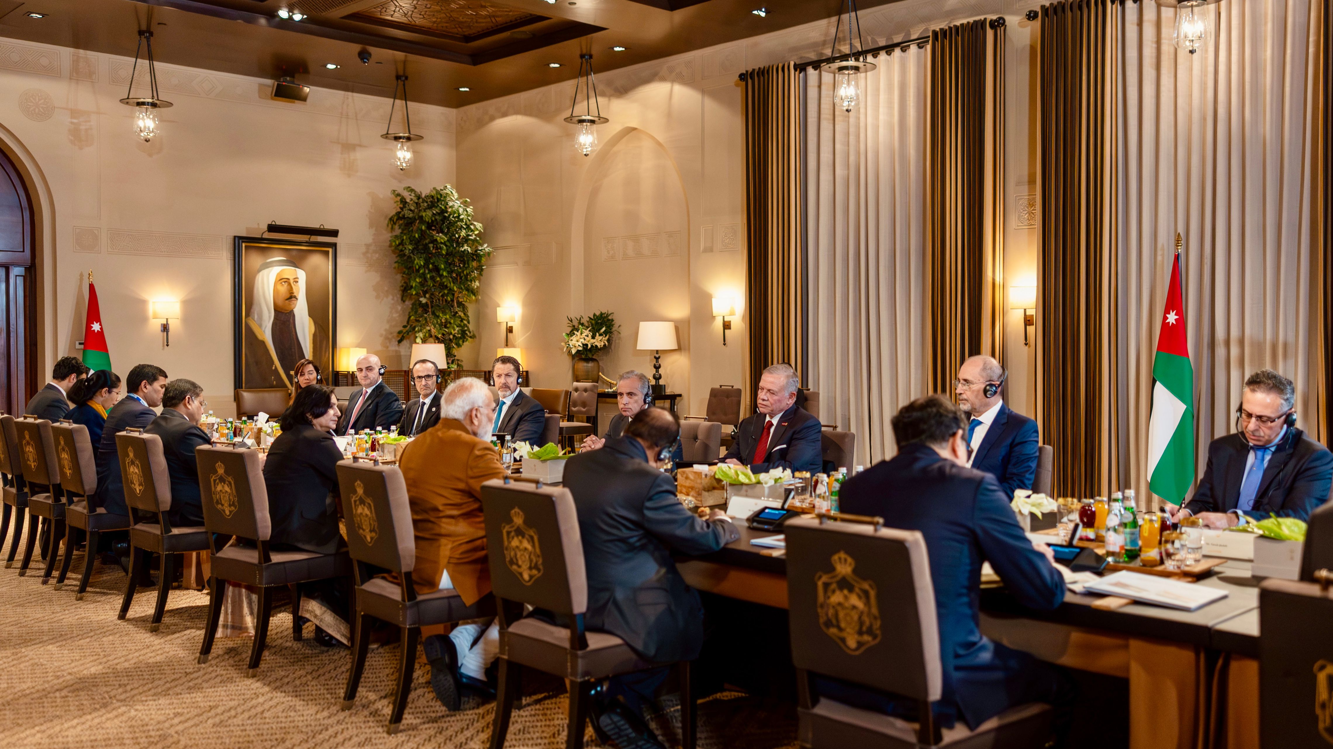  الملك يعقد مباحثات مع رئيس الوزراء الهندي في قصر الحسينية