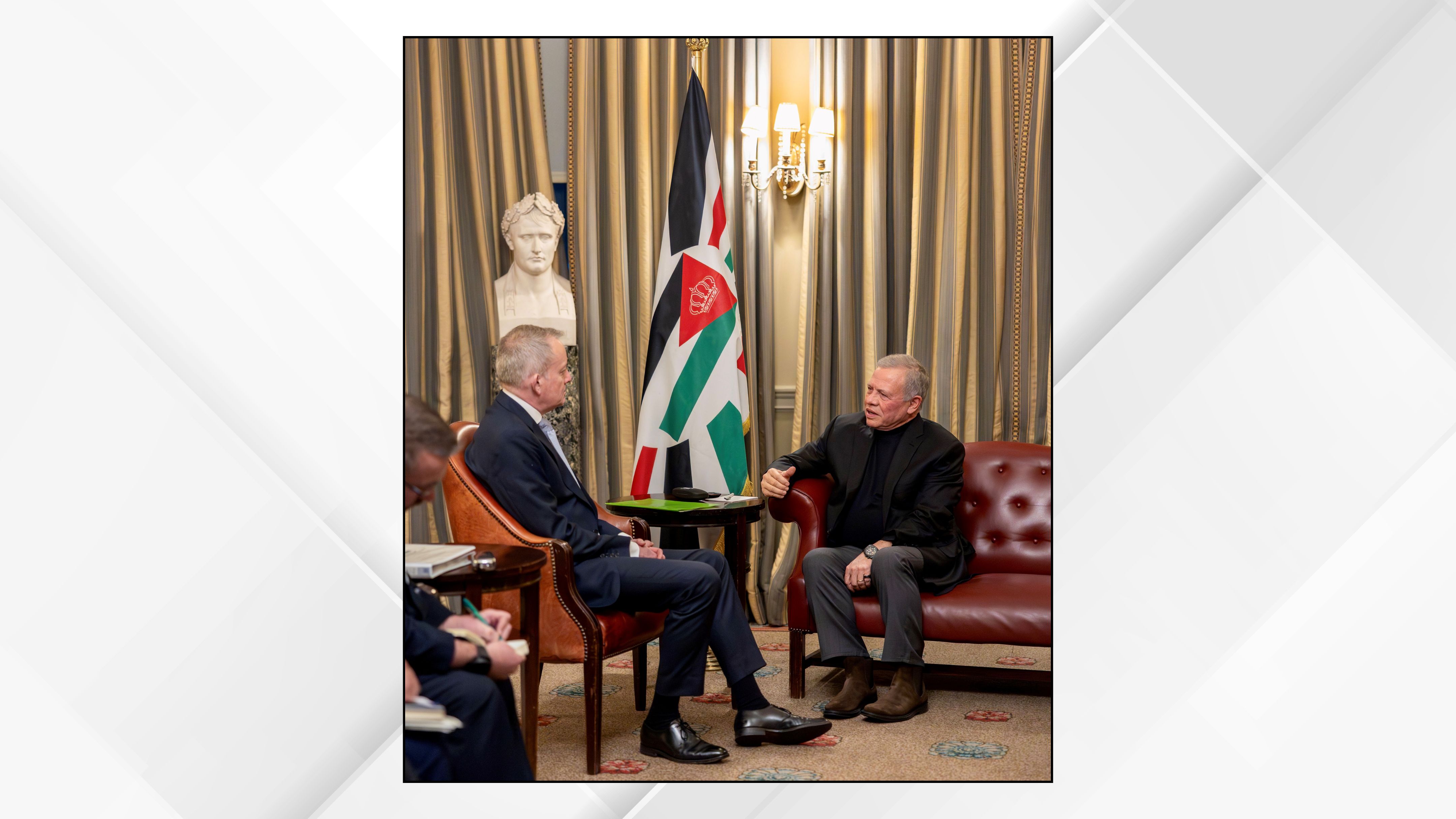 الملك يلتقي رئيس أركان الدفاع البريطاني في لندن