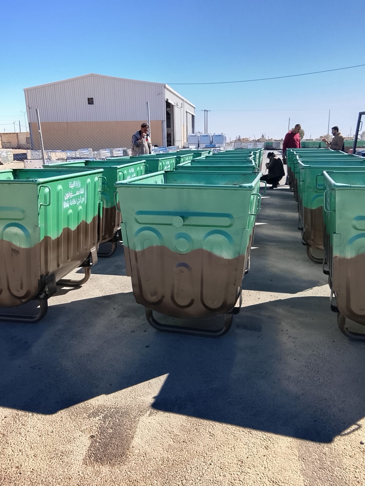  البيئة تواصل توزيع حاويات وسلال نفايات ضمن البرنامج التنفيذي للحد من الإلقاء العشوائي