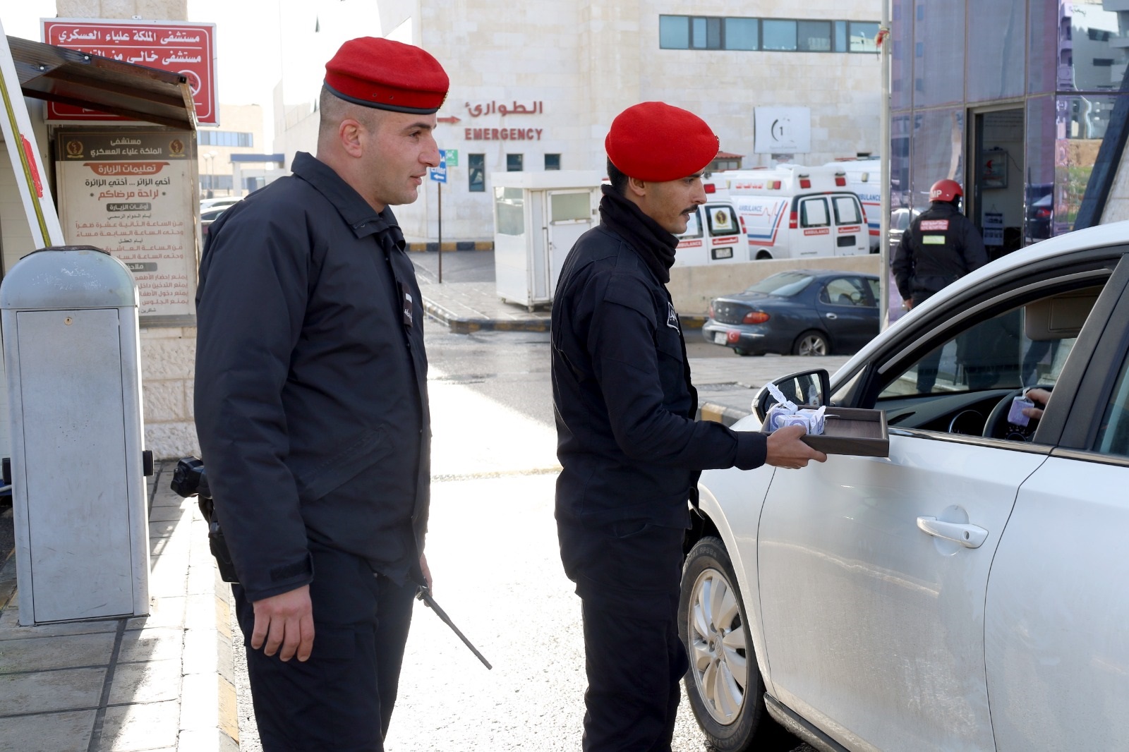  قيادة الشرطة العسكرية الملكية تشارك المواطنين فرحة عيد الفطر السعيد