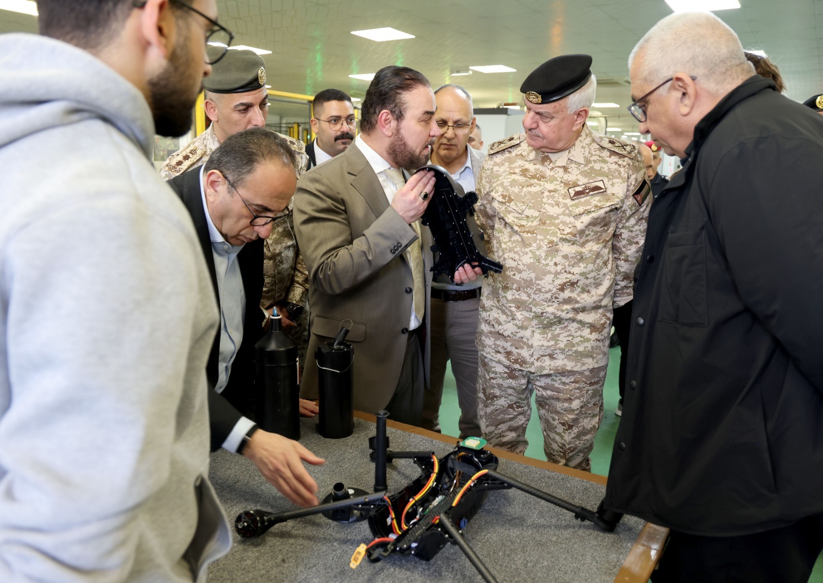  الحنيطي يزور مصنع شركة الخطوط التقنية للألياف الضوئية