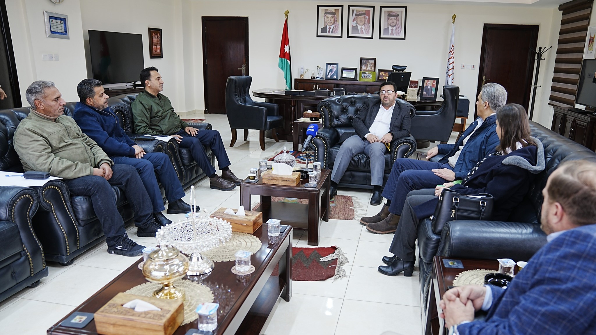  سلطة إقليم البترا وشركة توزيع الكهرباء تناقشان تحسين التغذية الكهربائية 