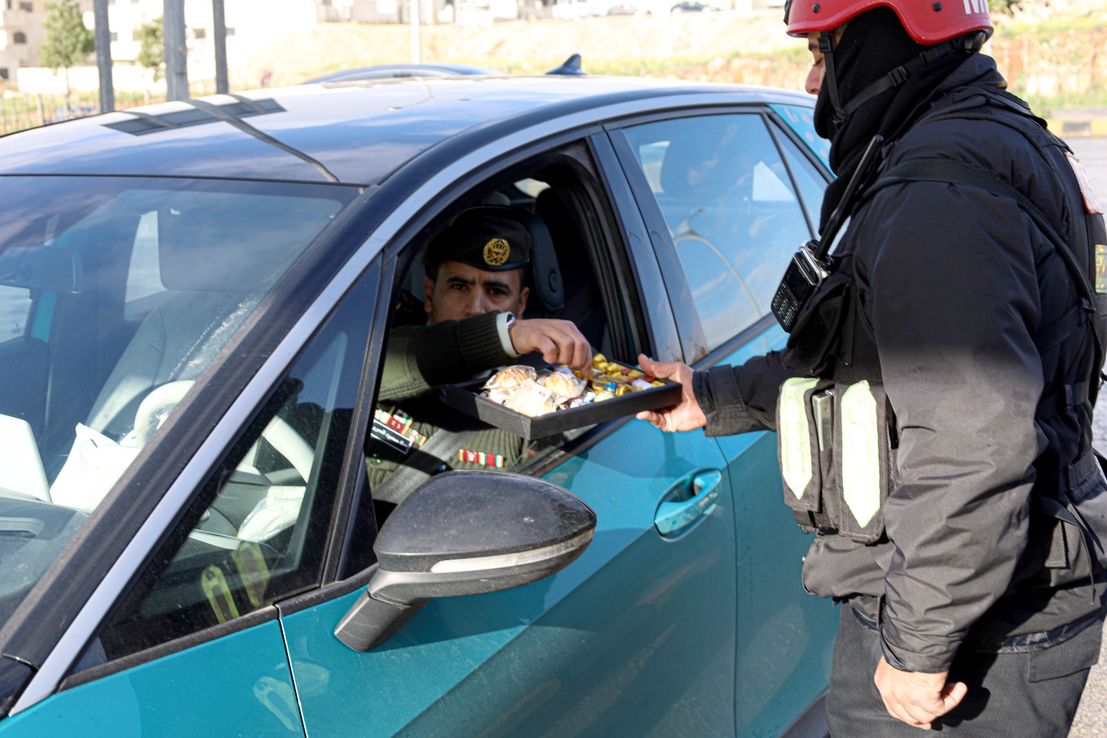  قيادة الشرطة العسكرية الملكية تشارك المواطنين فرحة عيد الفطر السعيد