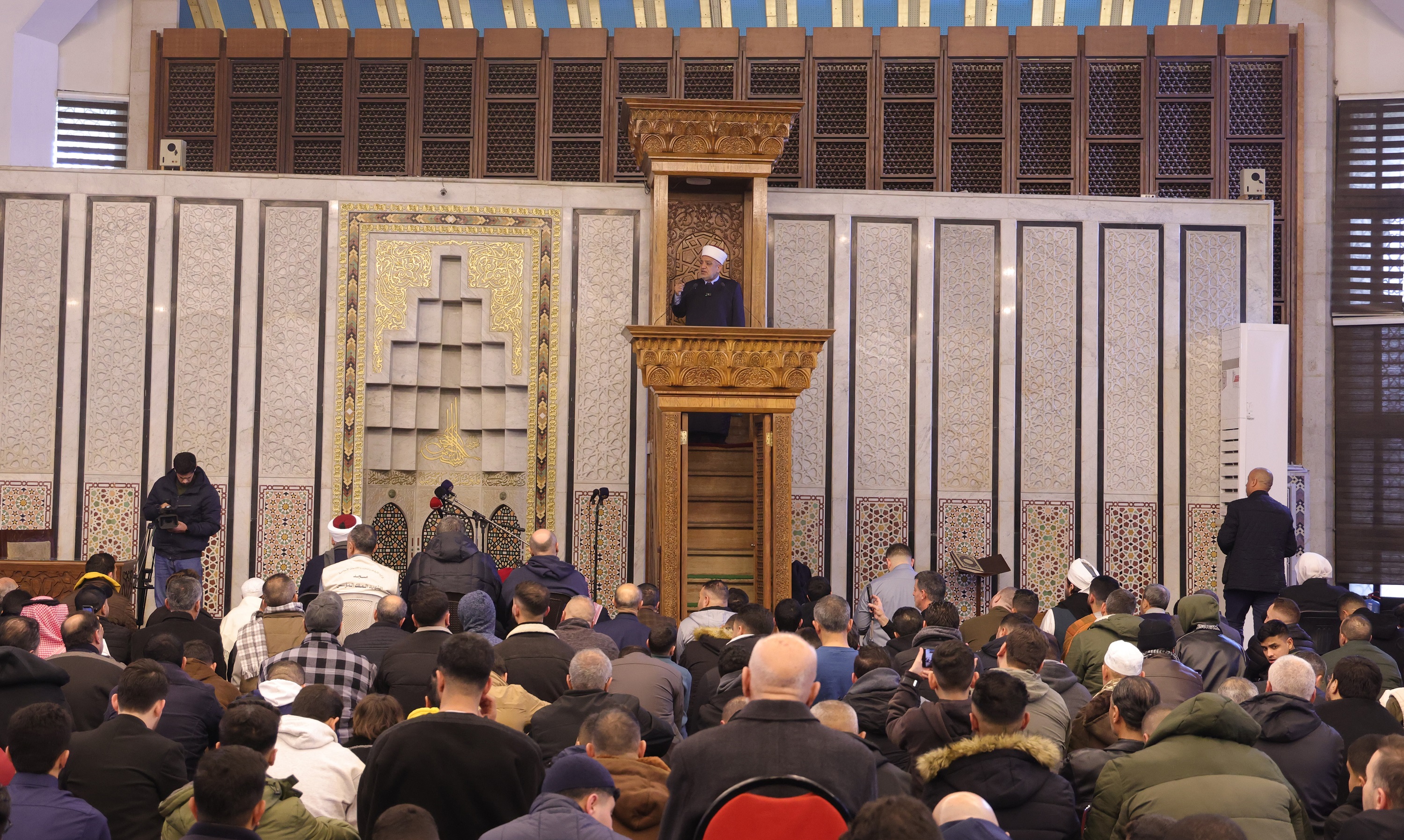  الأردنيون يؤدون صلاة عيد الفطر السعيد