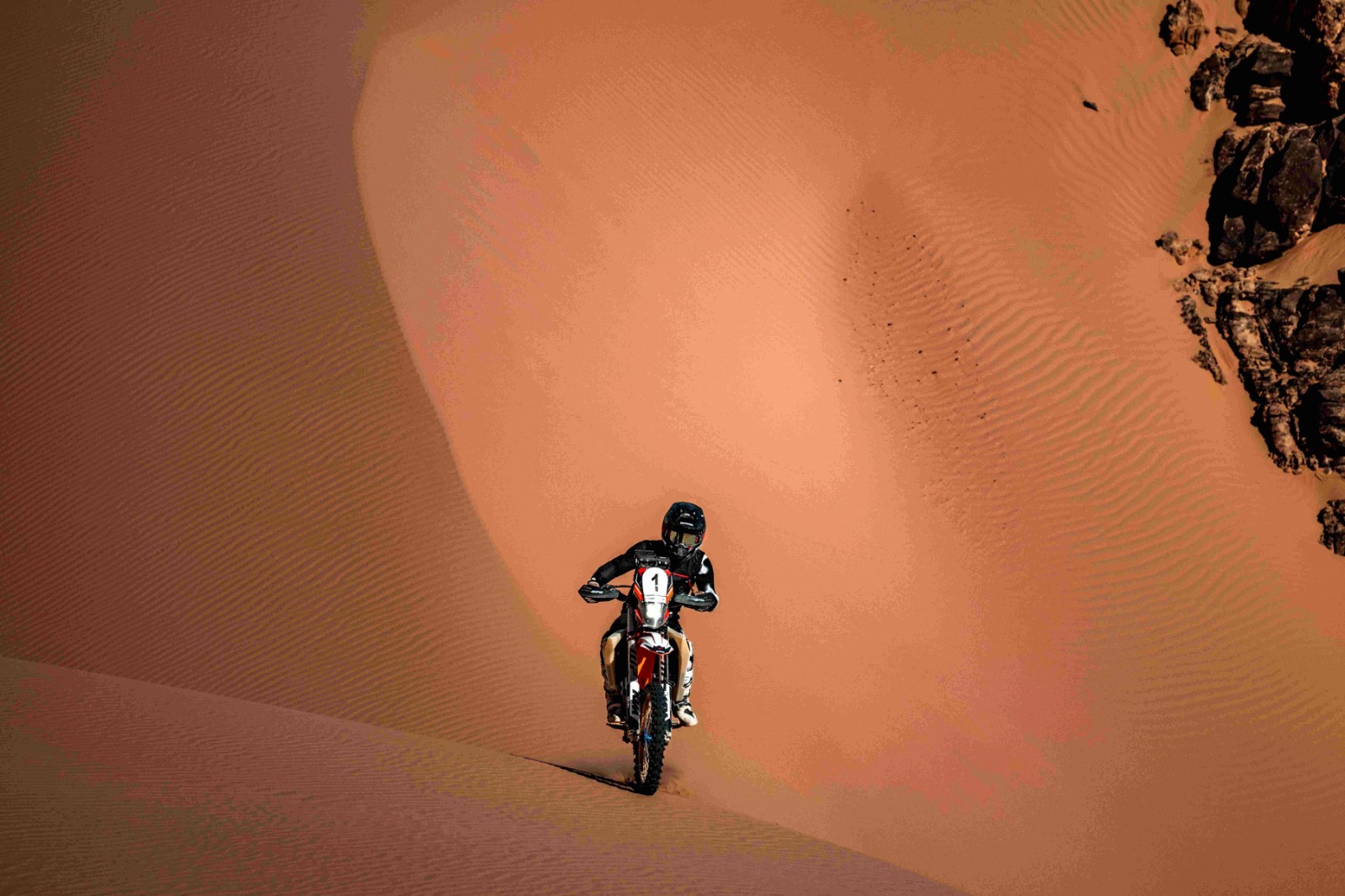  الثنائي الفرنسي ليونيل ولوسي باود يتصدران المرحلة الأولى من رالي "باها الأردن"