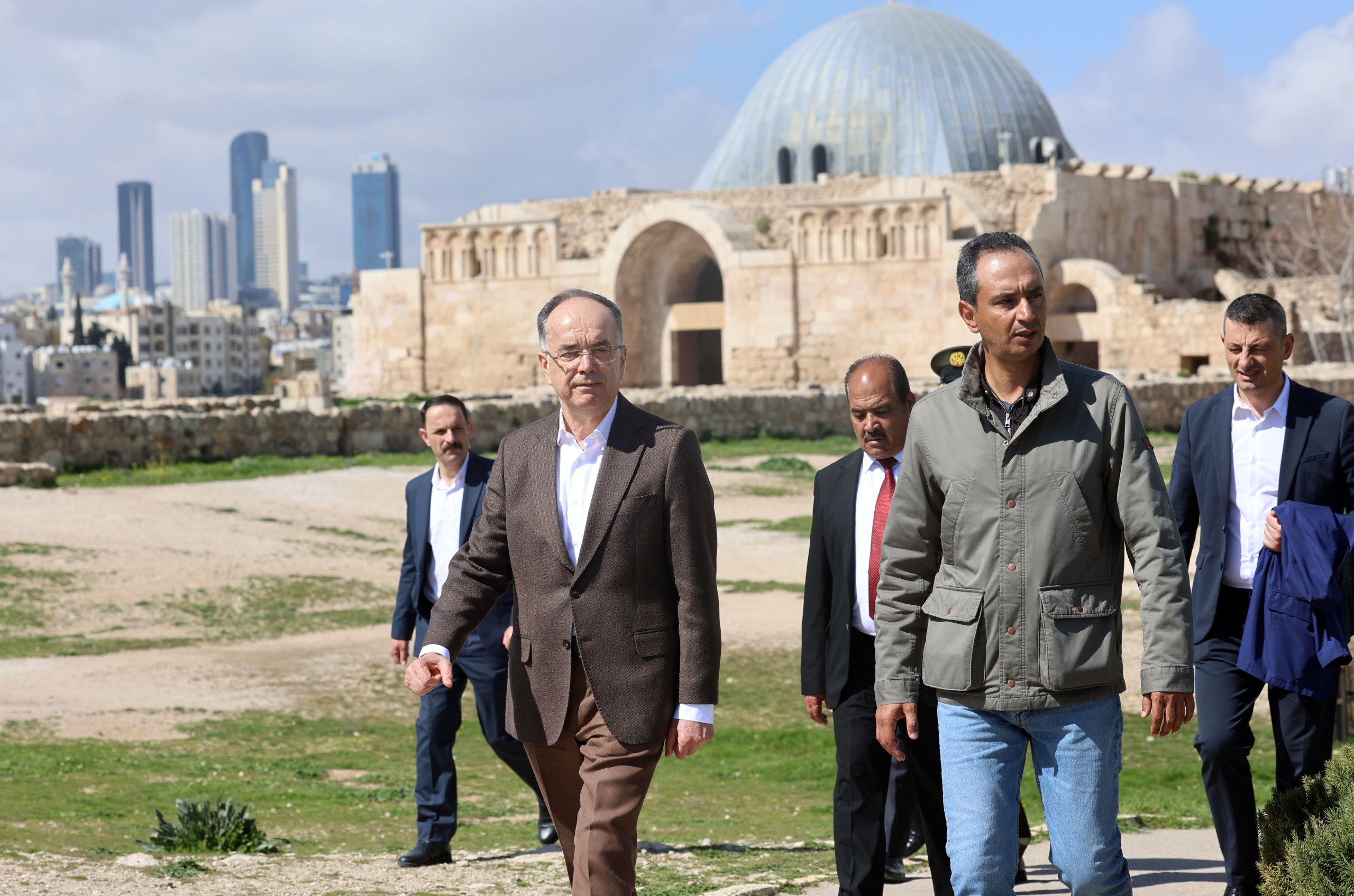  الرئيس الألباني يزور المدرج الروماني وجبل القلعة 