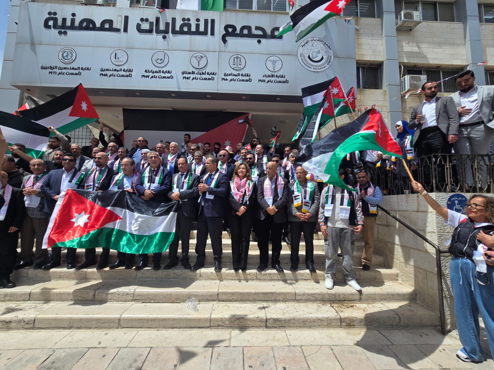 احتفالات وطنية واسعة بيوم العلم الأردني في مختلف المحافظات