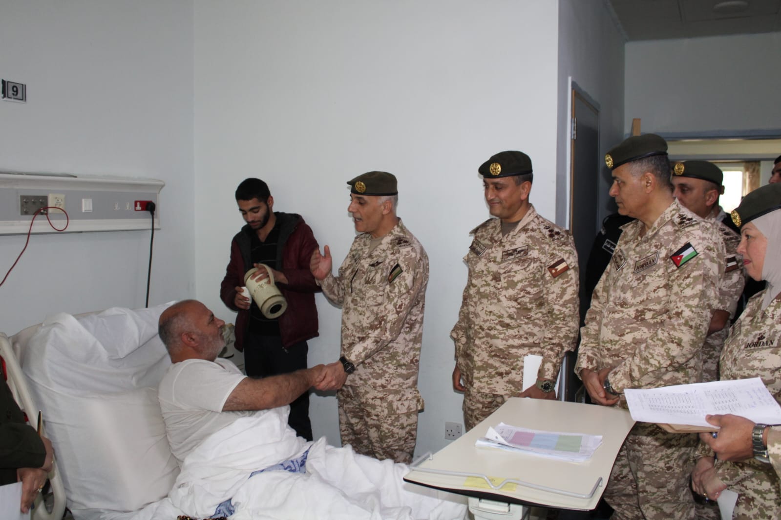  القوات المسلحة تشارك مرتباتها فرحة أول أيام الفطر السعيد وتعود المرضى من المتقاعدين والعاملين