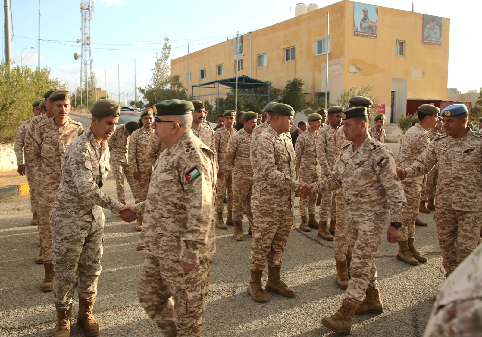  القوات المسلحة تشارك مرتباتها فرحة أول أيام الفطر السعيد وتعود المرضى من المتقاعدين والعاملين