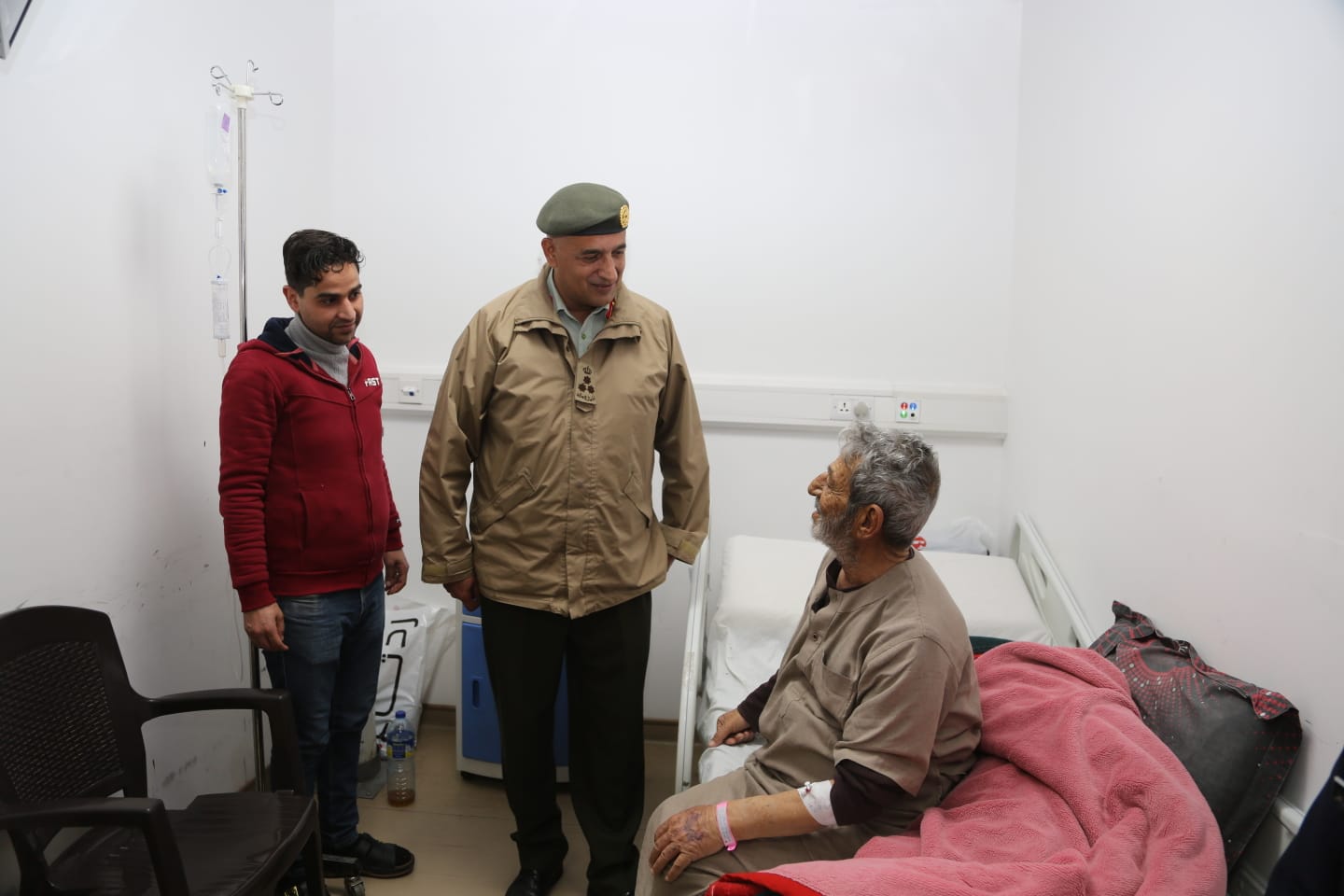  القوات المسلحة تشارك مرتباتها فرحة أول أيام الفطر السعيد وتعود المرضى من المتقاعدين والعاملين