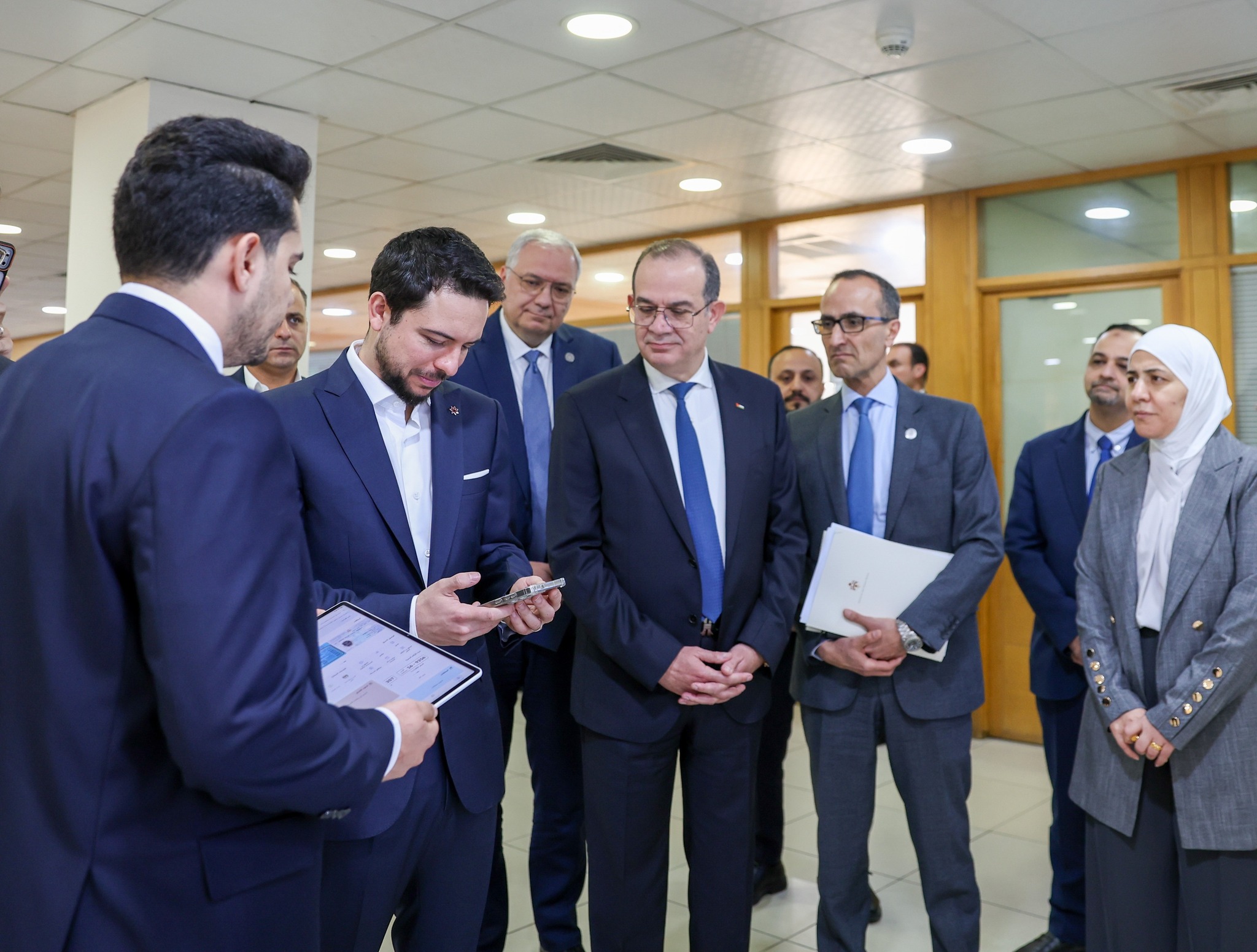  ولي العهد يزور وزارة الاقتصاد الرقمي والريادة ويلتقي الفريق المطور لتطبيق سند