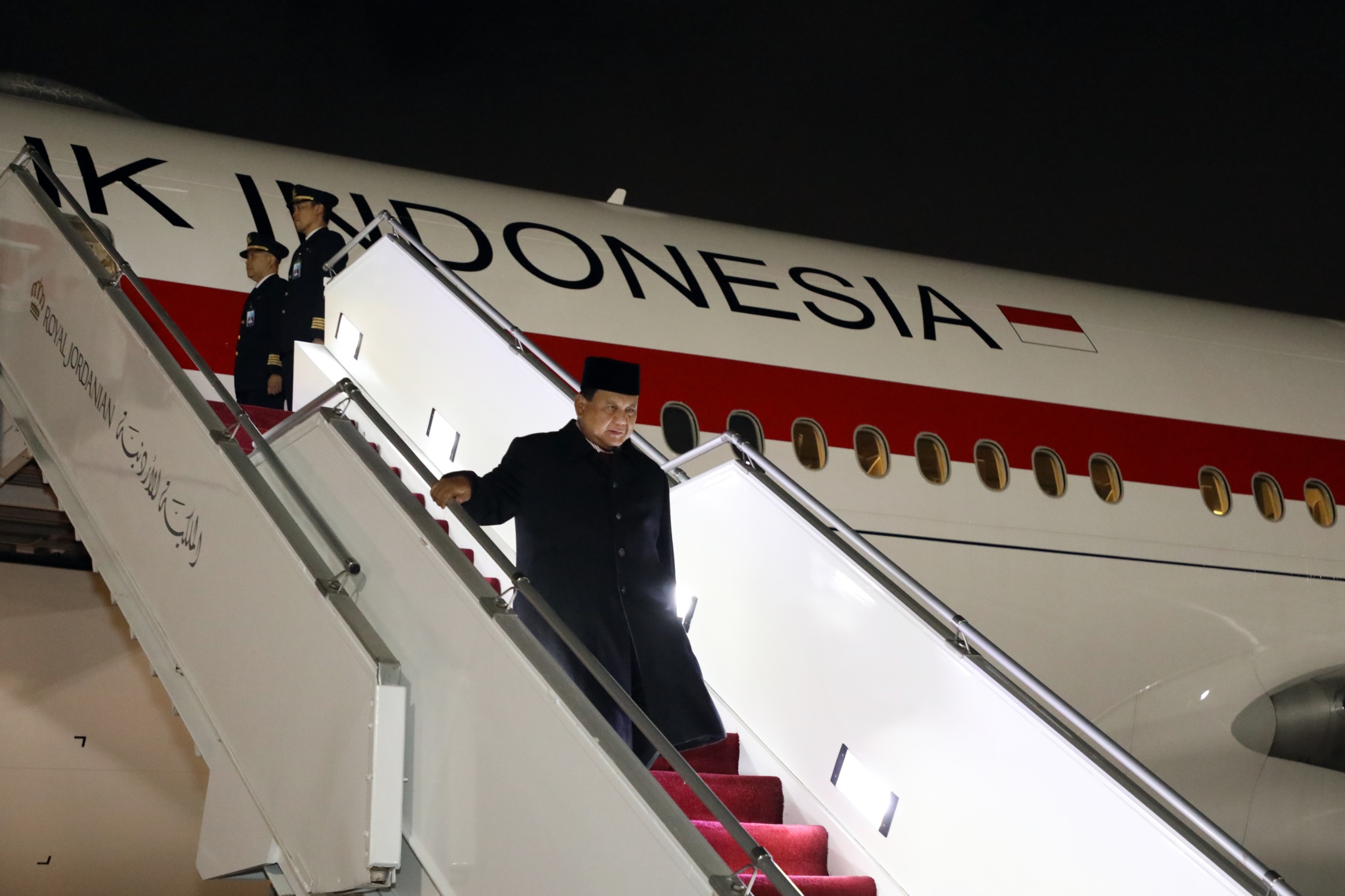 ولي العهد يستقبل الرئيس الإندونيسي لدى وصوله المملكة