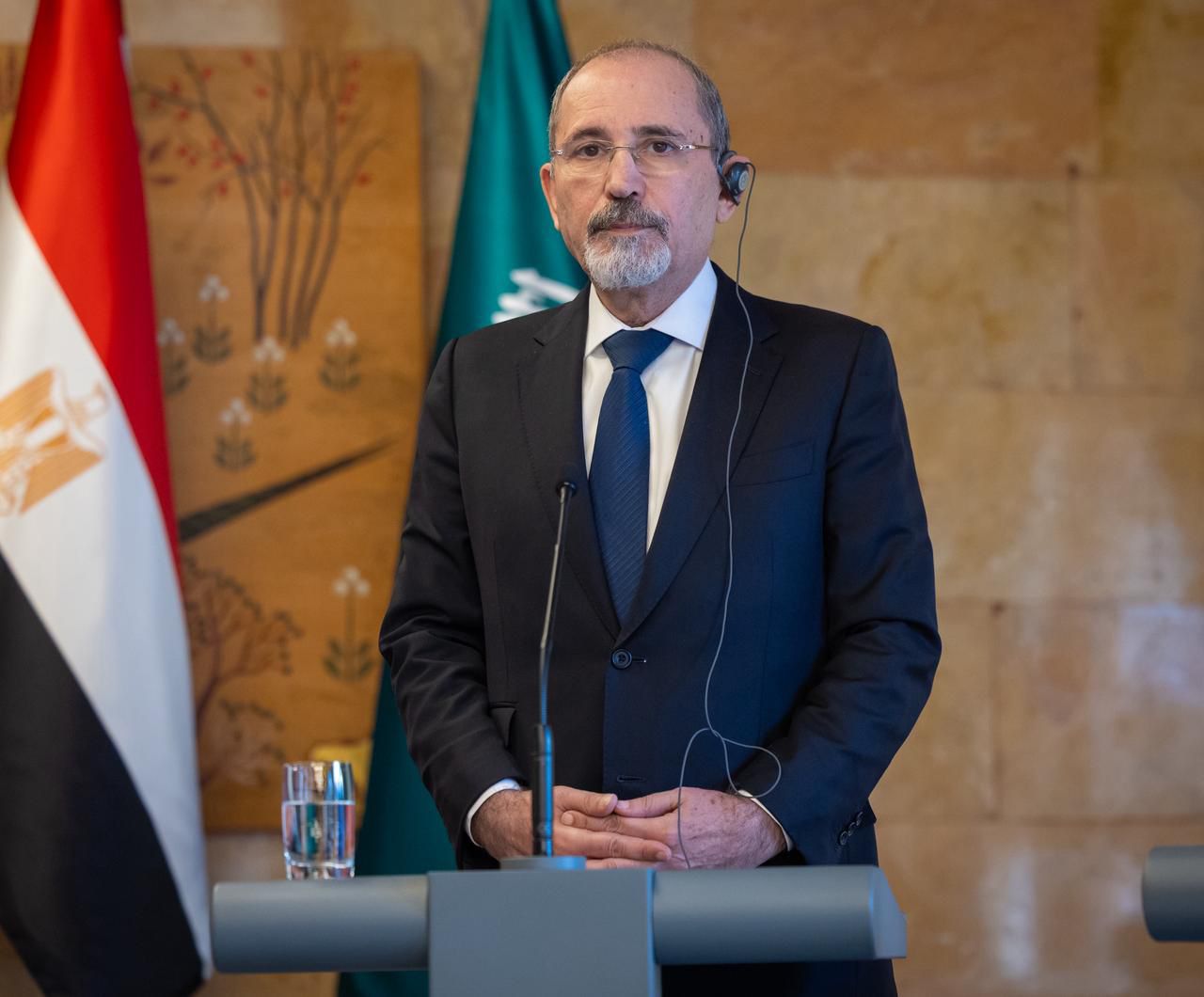  وزير الخارجية يؤكد ضرورة التزام وقف إطلاق  النار في غزة وتنفيذ بنود خطة الرئيس ترمب