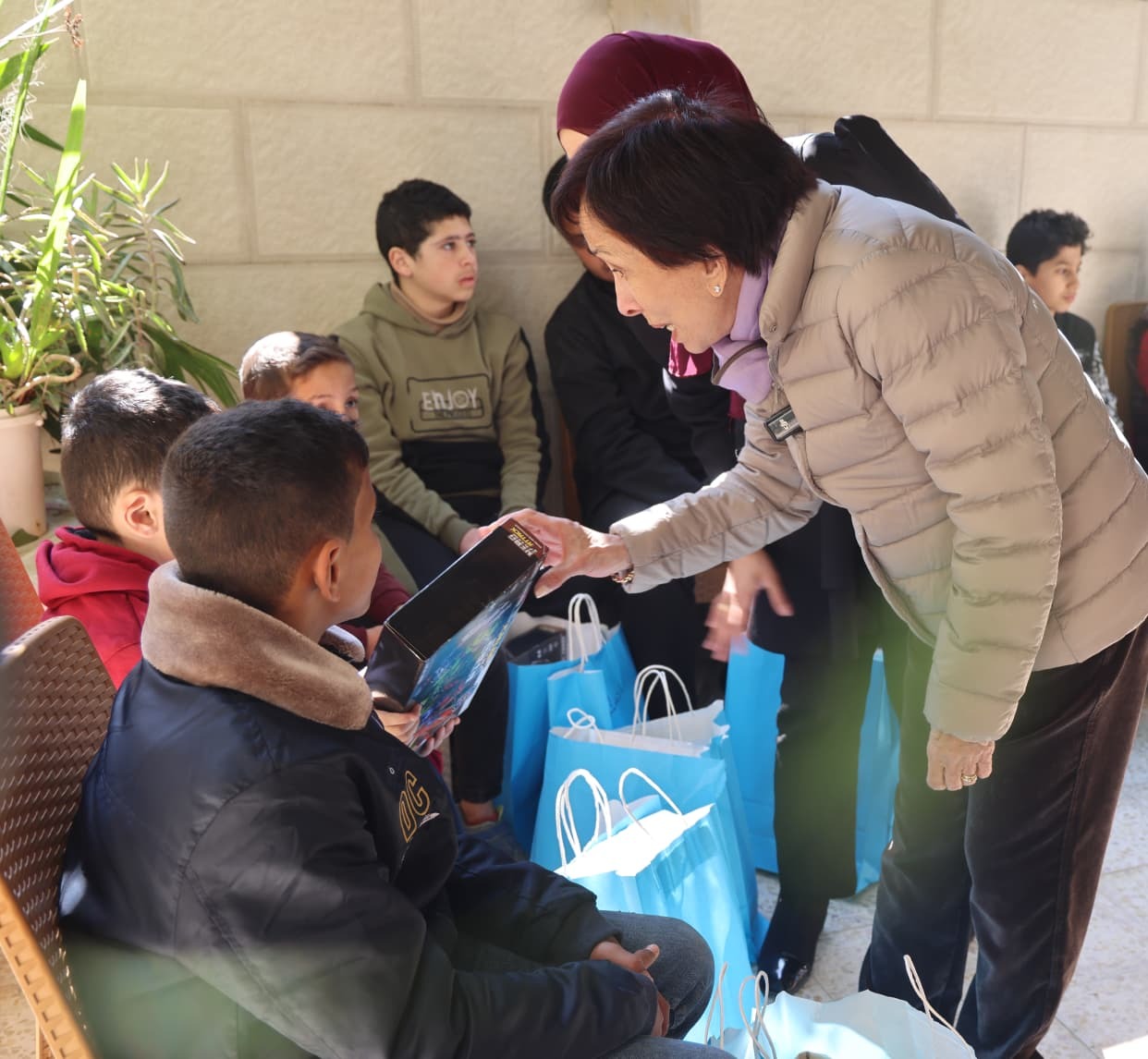  الأميرة بسمة بنت طلال تسلم مساعدات حملة البر والإحسان في الزرقاء