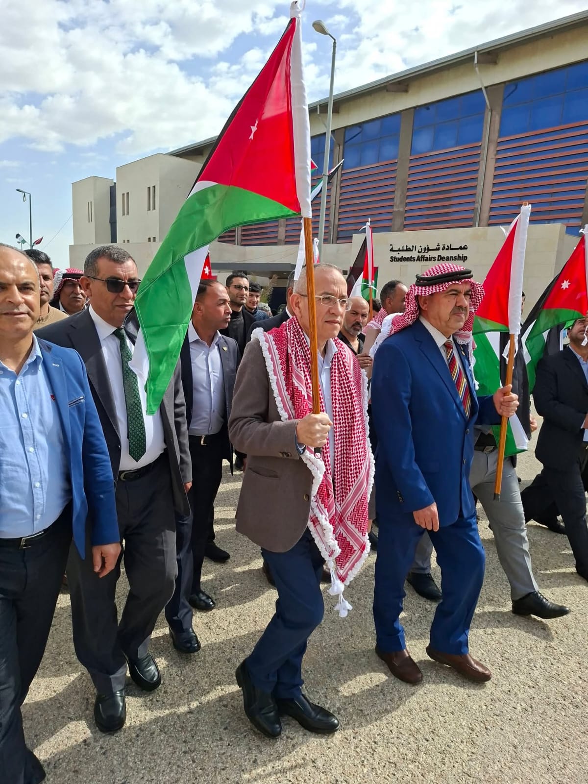 احتفالات وطنية واسعة بيوم العلم الأردني في مختلف المحافظات