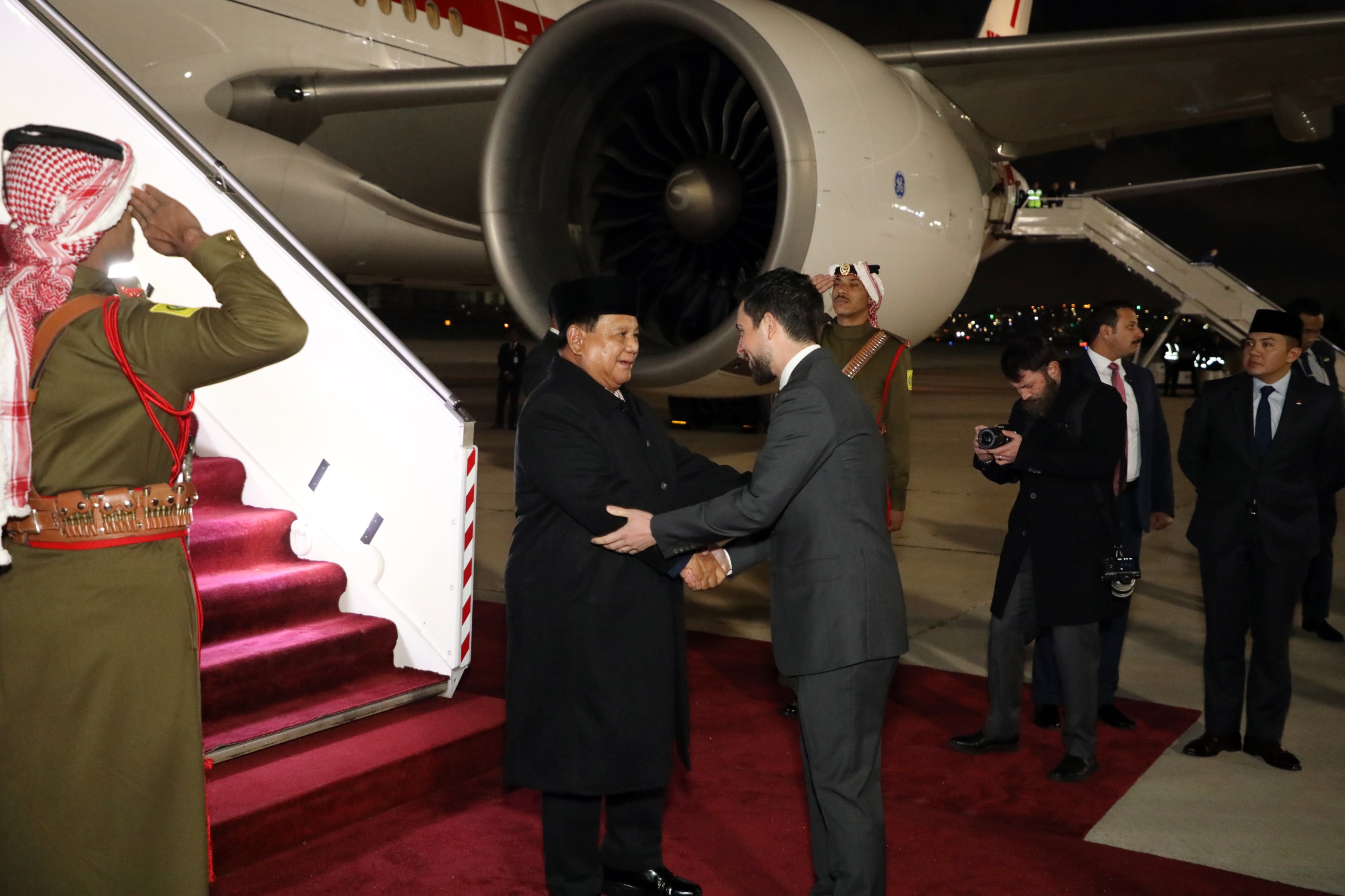 ولي العهد يستقبل الرئيس الإندونيسي لدى وصوله المملكة