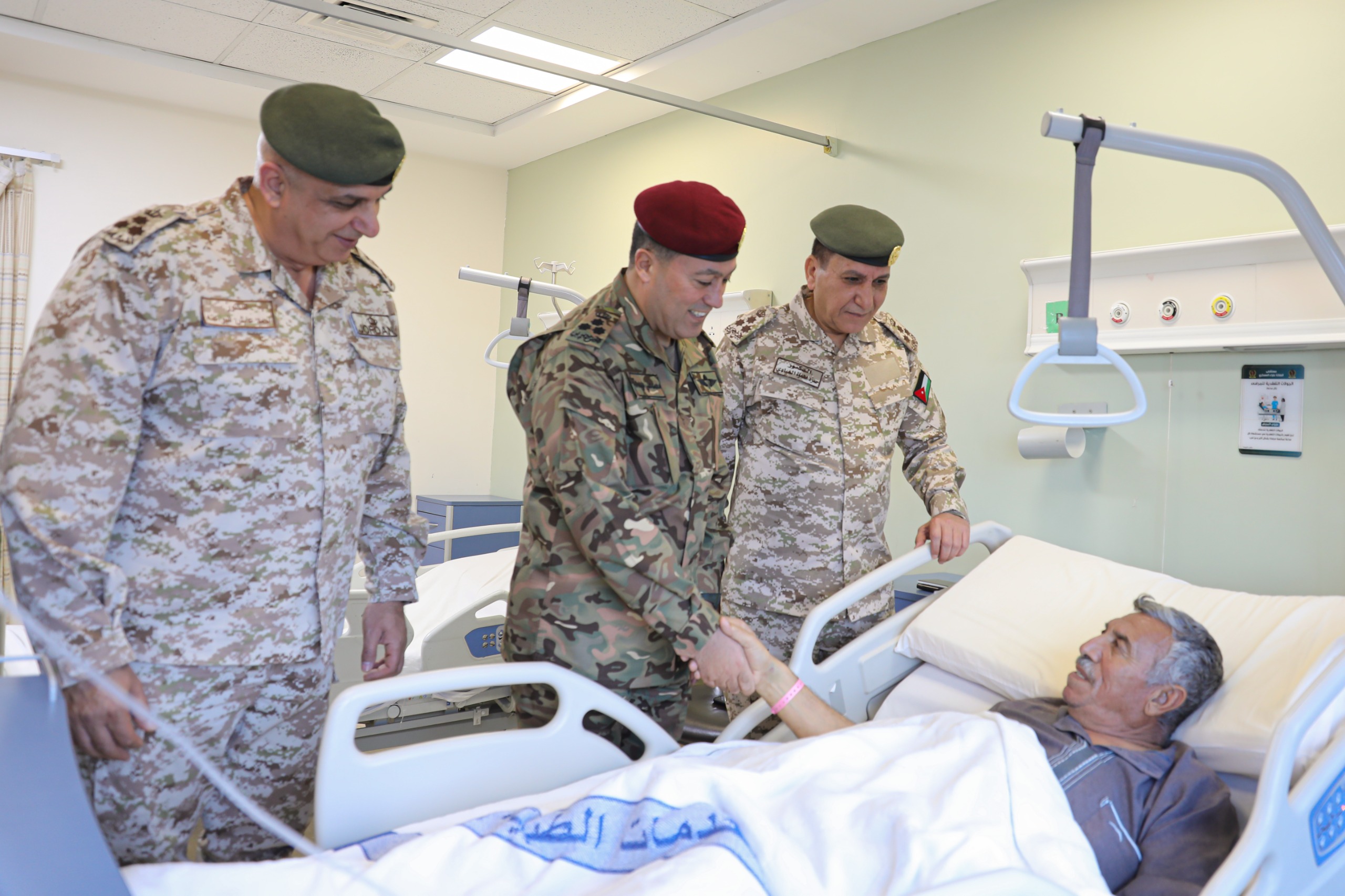  القوات المسلحة تشارك مرتباتها فرحة أول أيام الفطر السعيد وتعود المرضى من المتقاعدين والعاملين