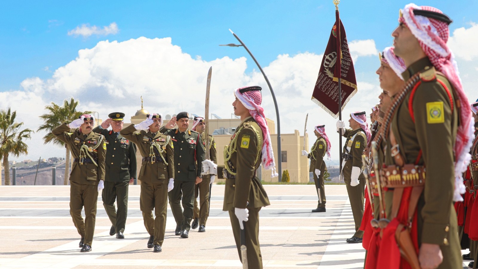  رئيس الأركان يستقبل نائب القائد العام للقوات المسلحة العربية الليبية