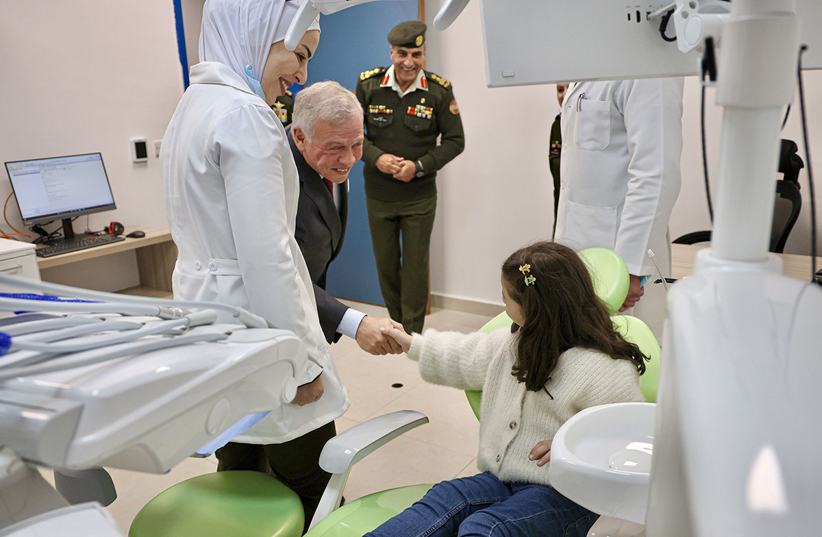 الملك يفتتح مجمع طب وجراحة الفم والأسنان العسكري في عمان