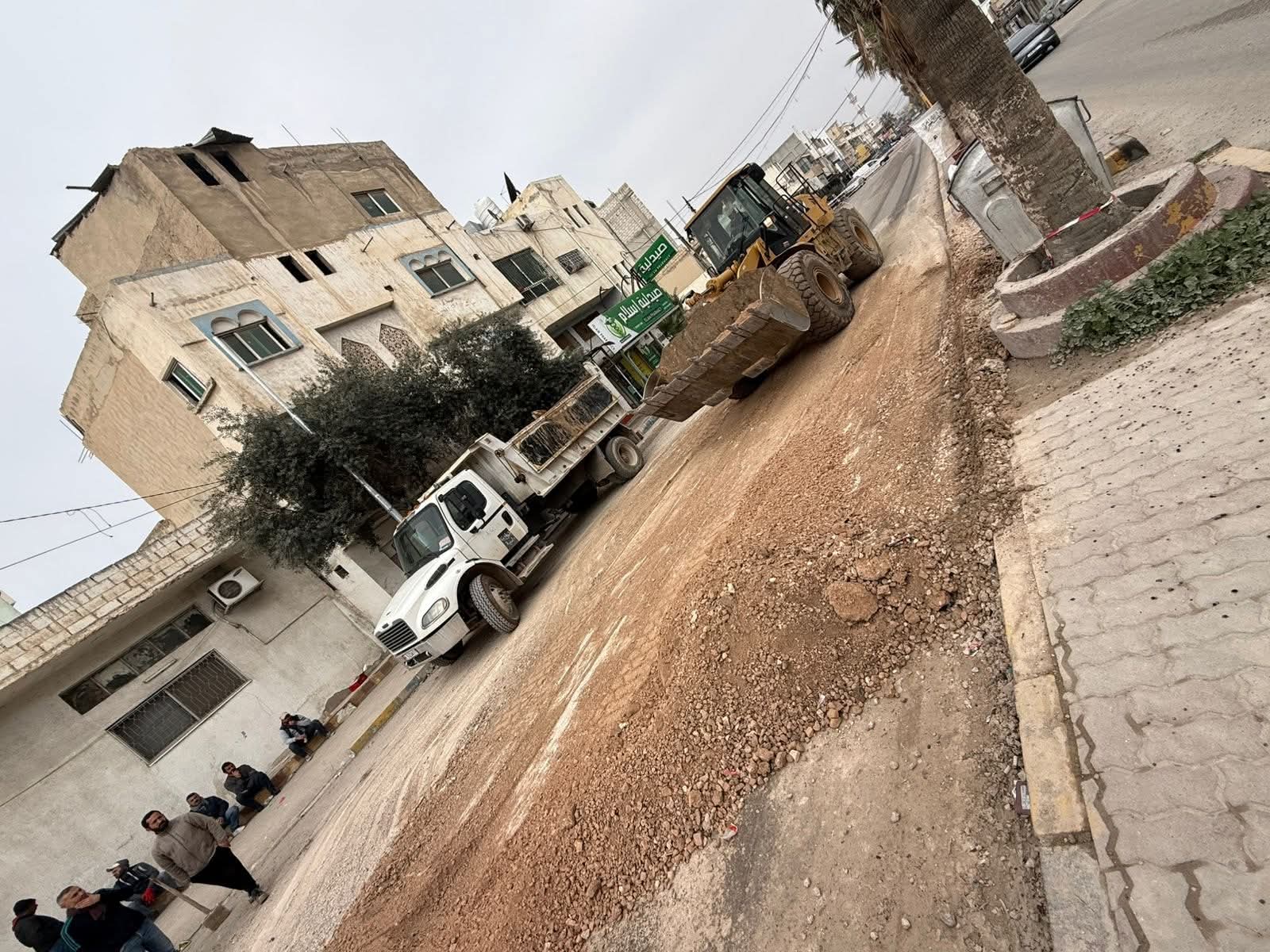  بلدية الرمثا تنفذ صيانة لشارع خط الشام