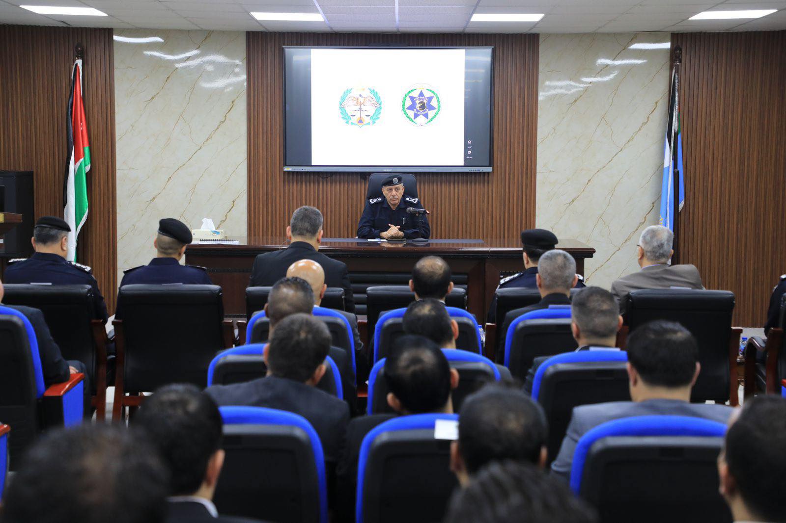 مدير الأمن العام يزور إدارة البحث الجنائي ويشيد بجهود مرتباتها