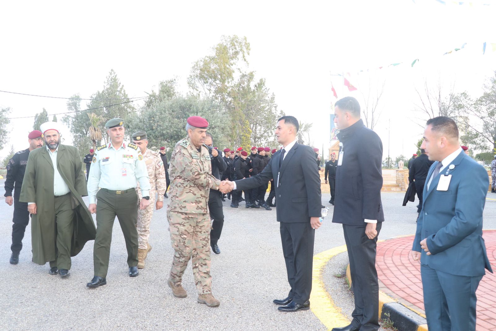  القوات المسلحة تشارك مرتباتها فرحة أول أيام الفطر السعيد وتعود المرضى من المتقاعدين والعاملين